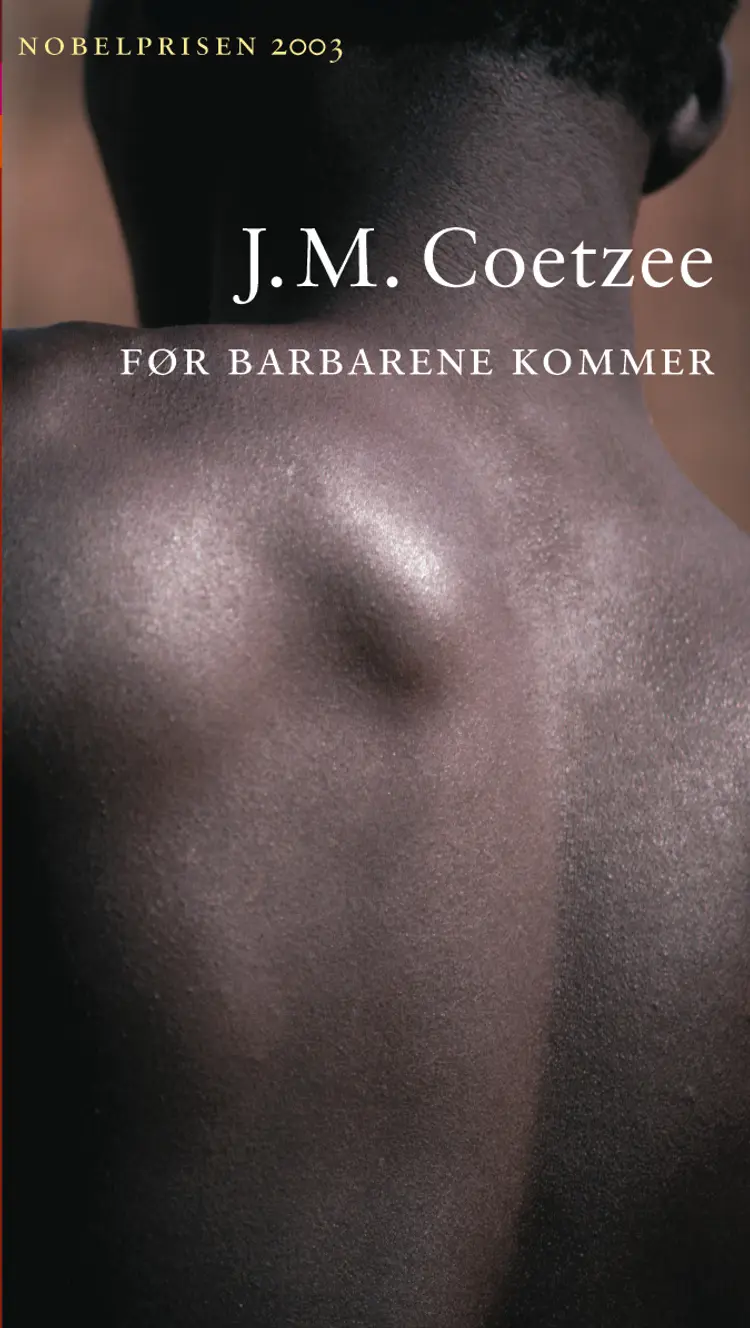 Omslag Før barbarene kommer av J.M. Coetzee (Heftet)