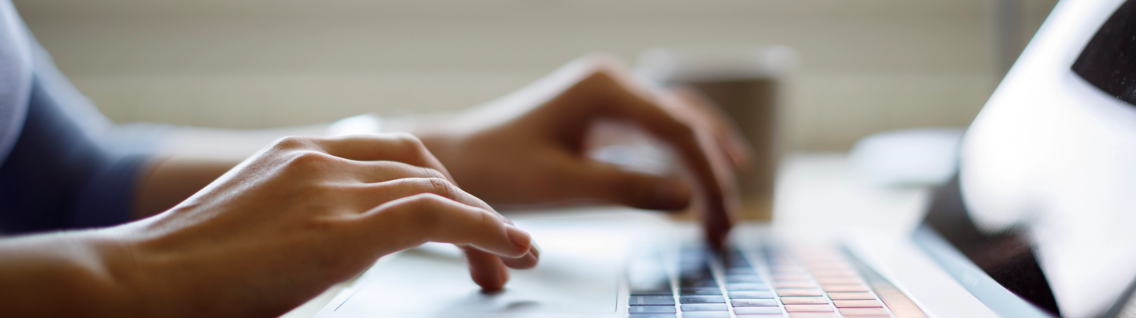 Hender som taster på tastatur