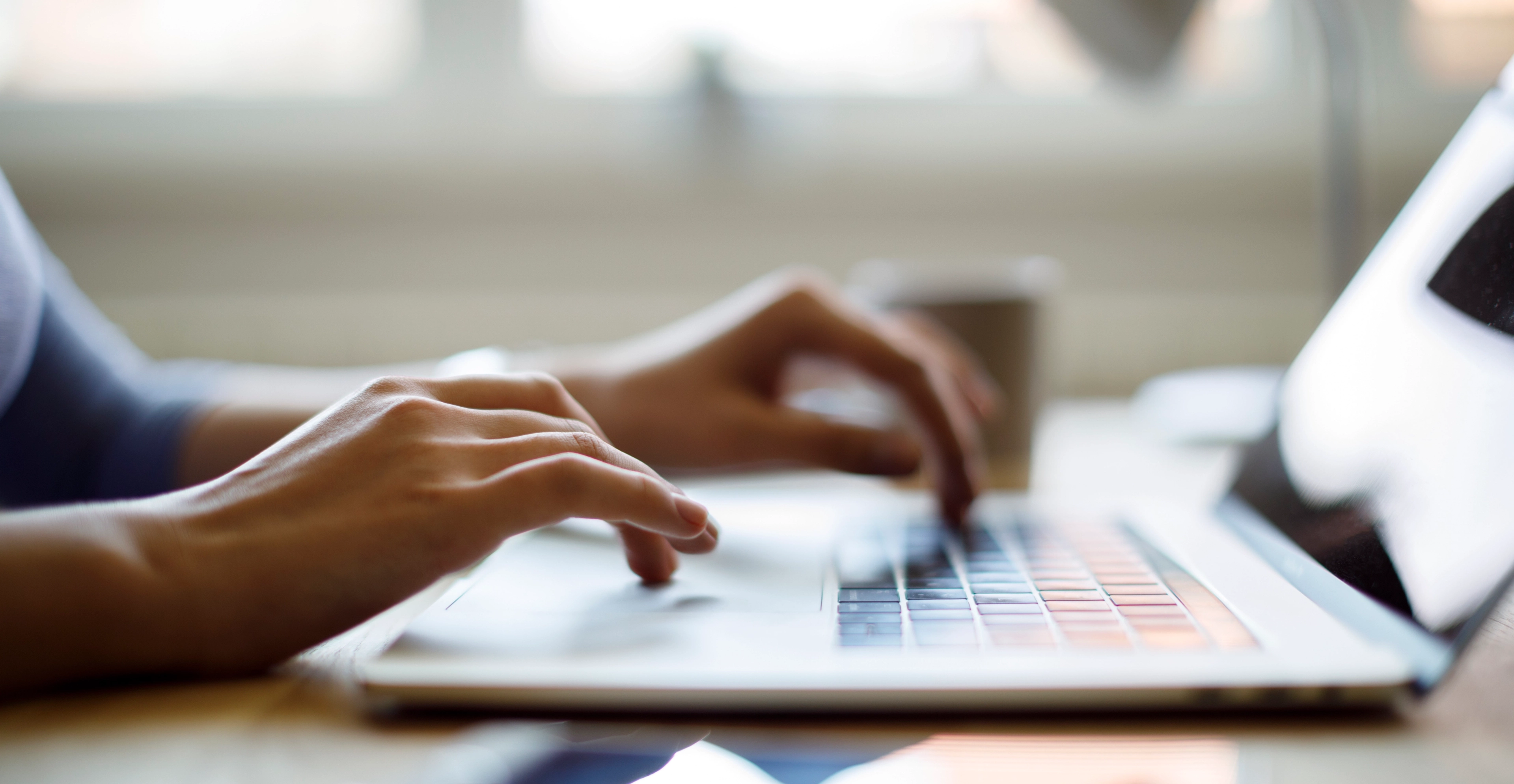 Hender som taster på tastatur