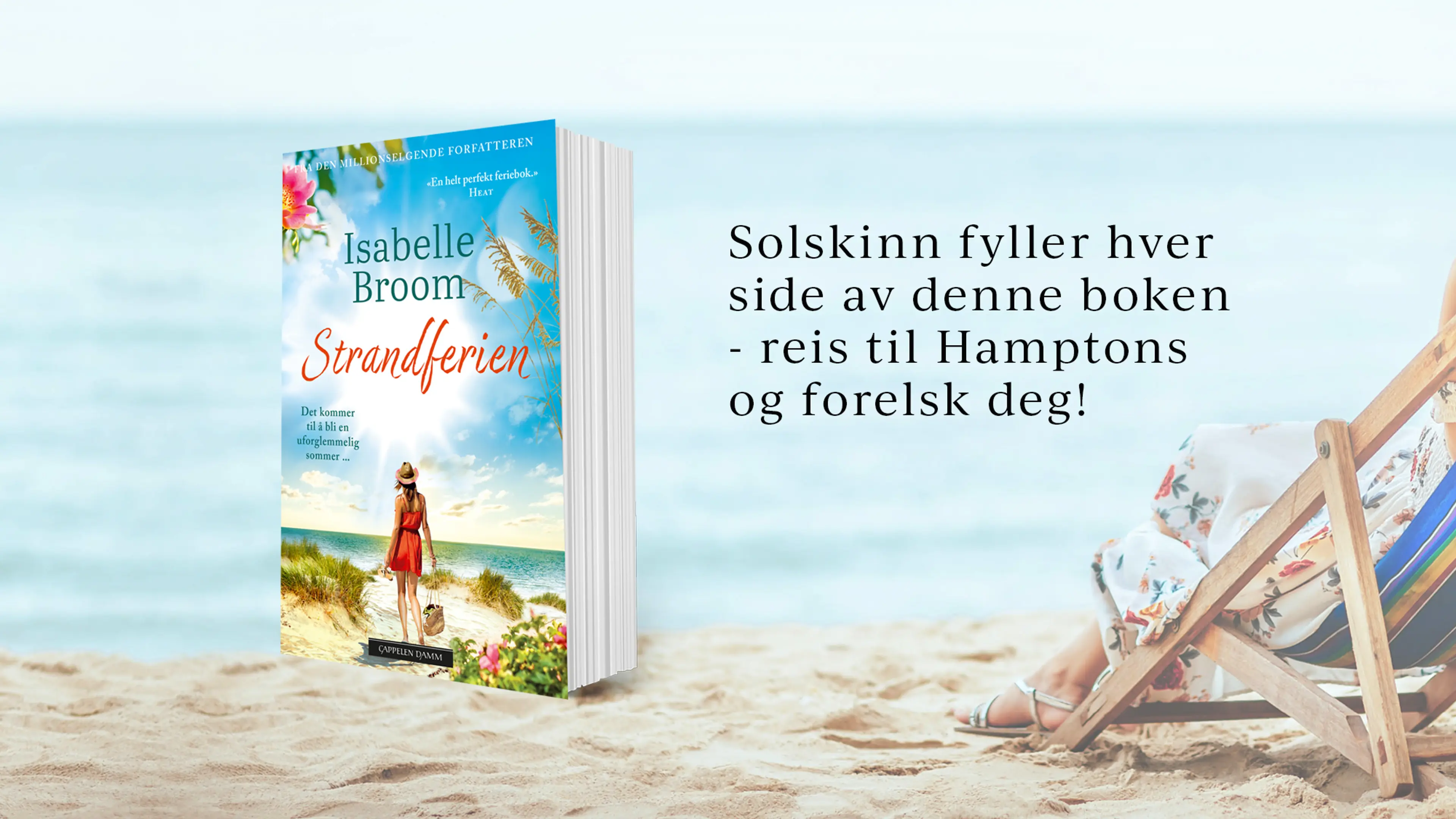 Boken Strandferien som står på en strand med en solstol ved siden av