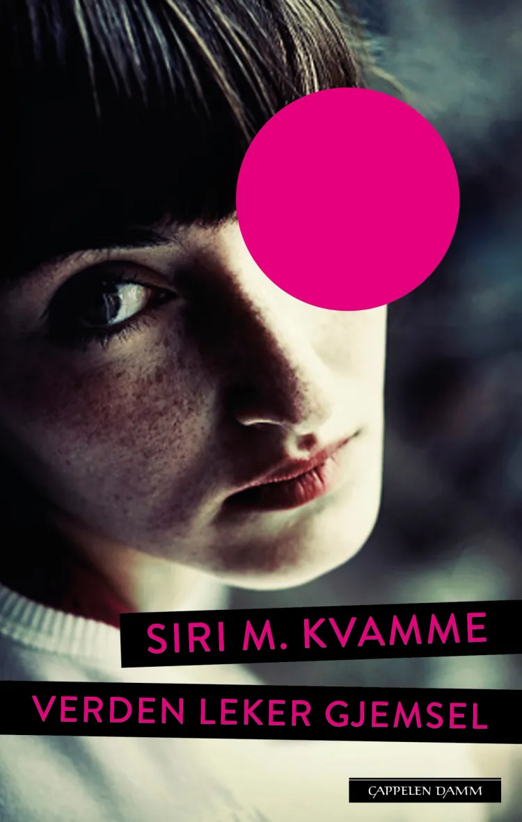 Omslag Verden leker gjemsel av Siri M. Kvamme (Innbundet)