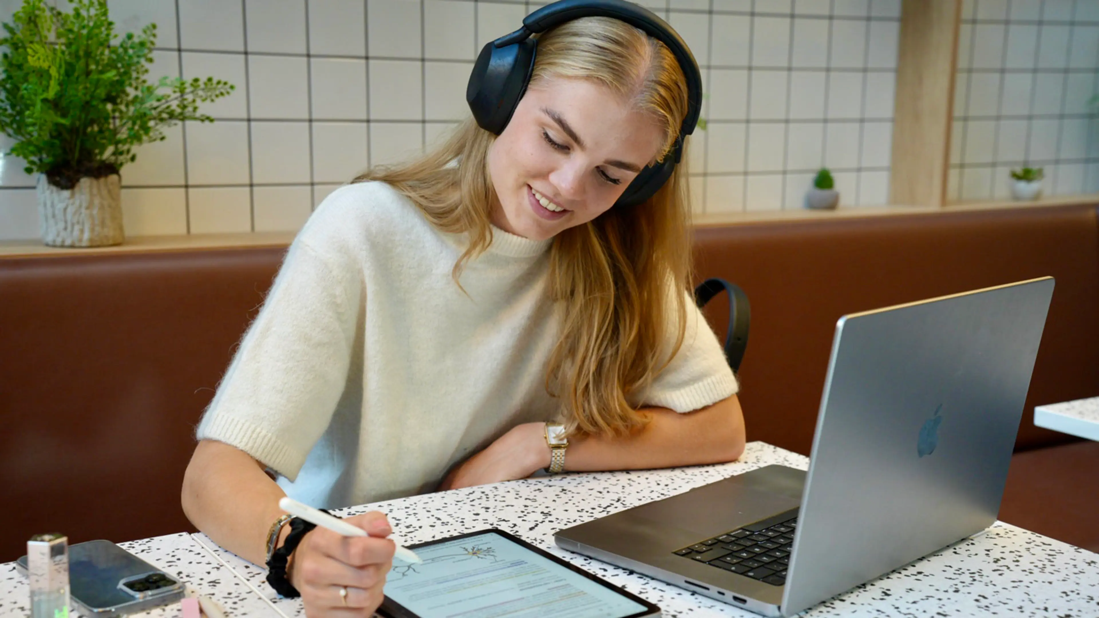 Kvinnelig student som jobber med tekst på skjerm