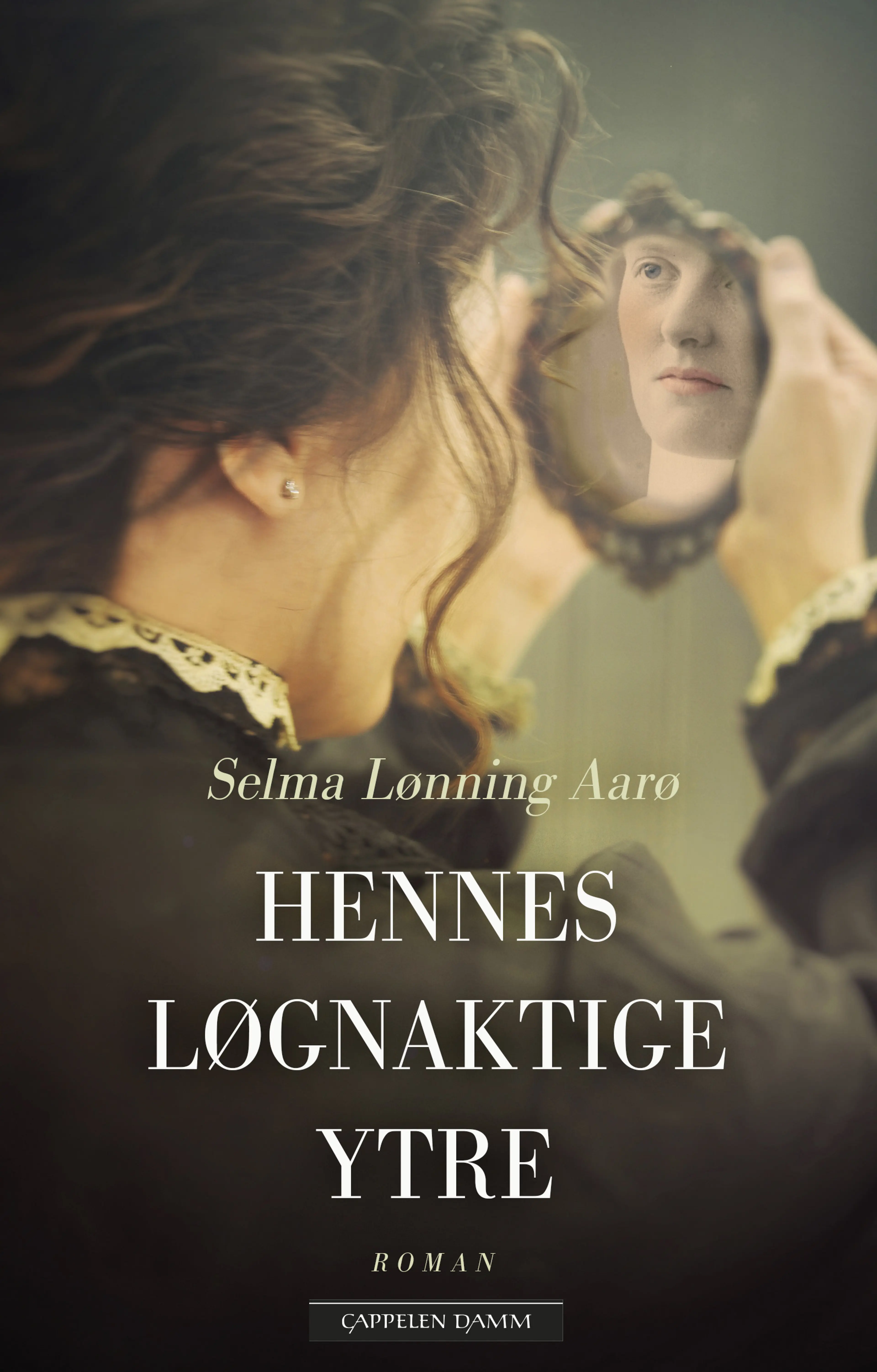 Omslag Hennes løgnaktige ytre av Selma Lønning Aarø (Innbundet)
