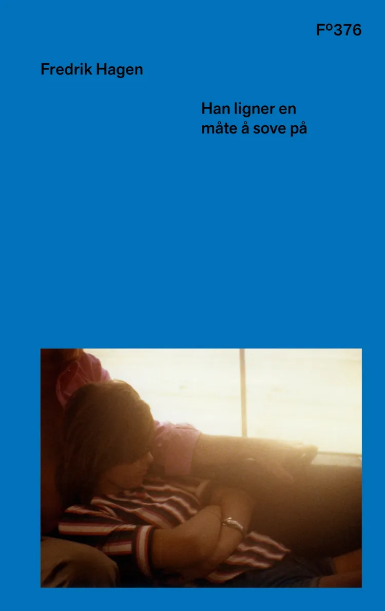 Omslag Han ligner en måte å sove på av Fredrik Hagen (Innbundet)