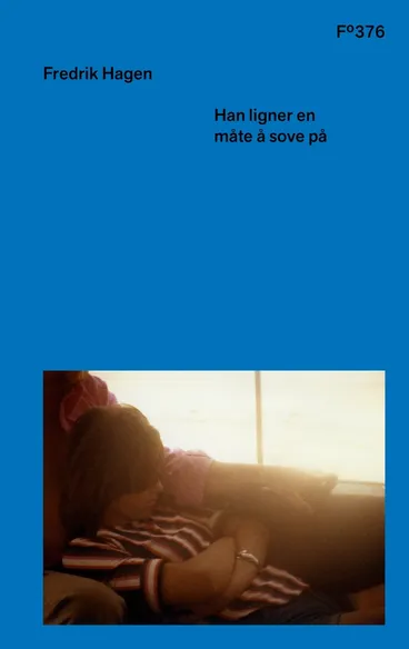 Omslag Han ligner en måte å sove på av Fredrik Hagen (Innbundet)