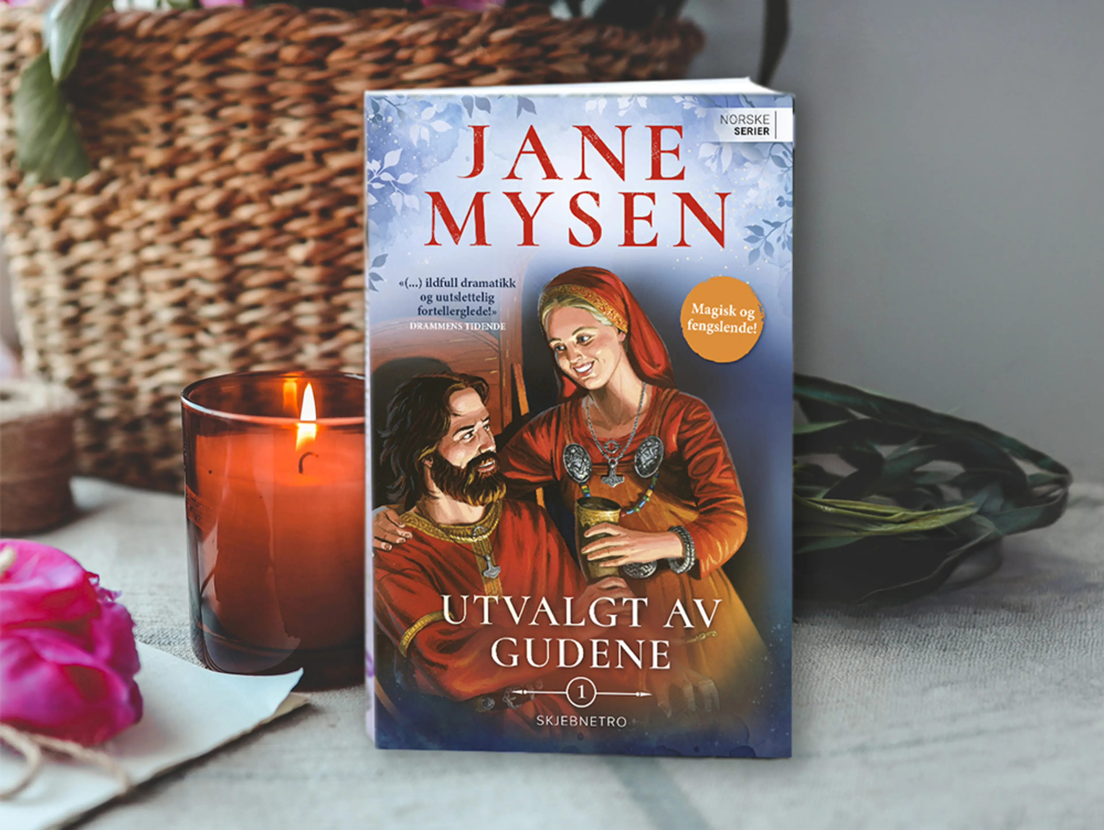Foto av første bok i serien Utvalgt av gudene