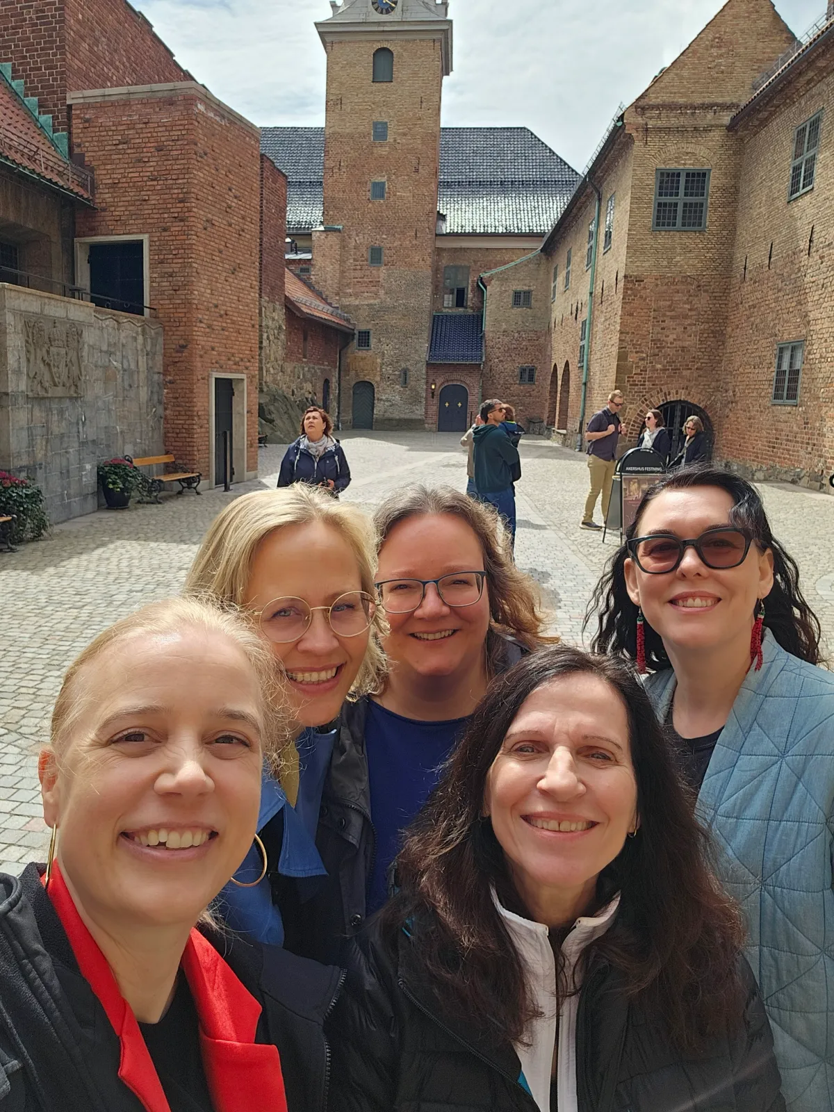 Fem kvinner på Akerhus festning