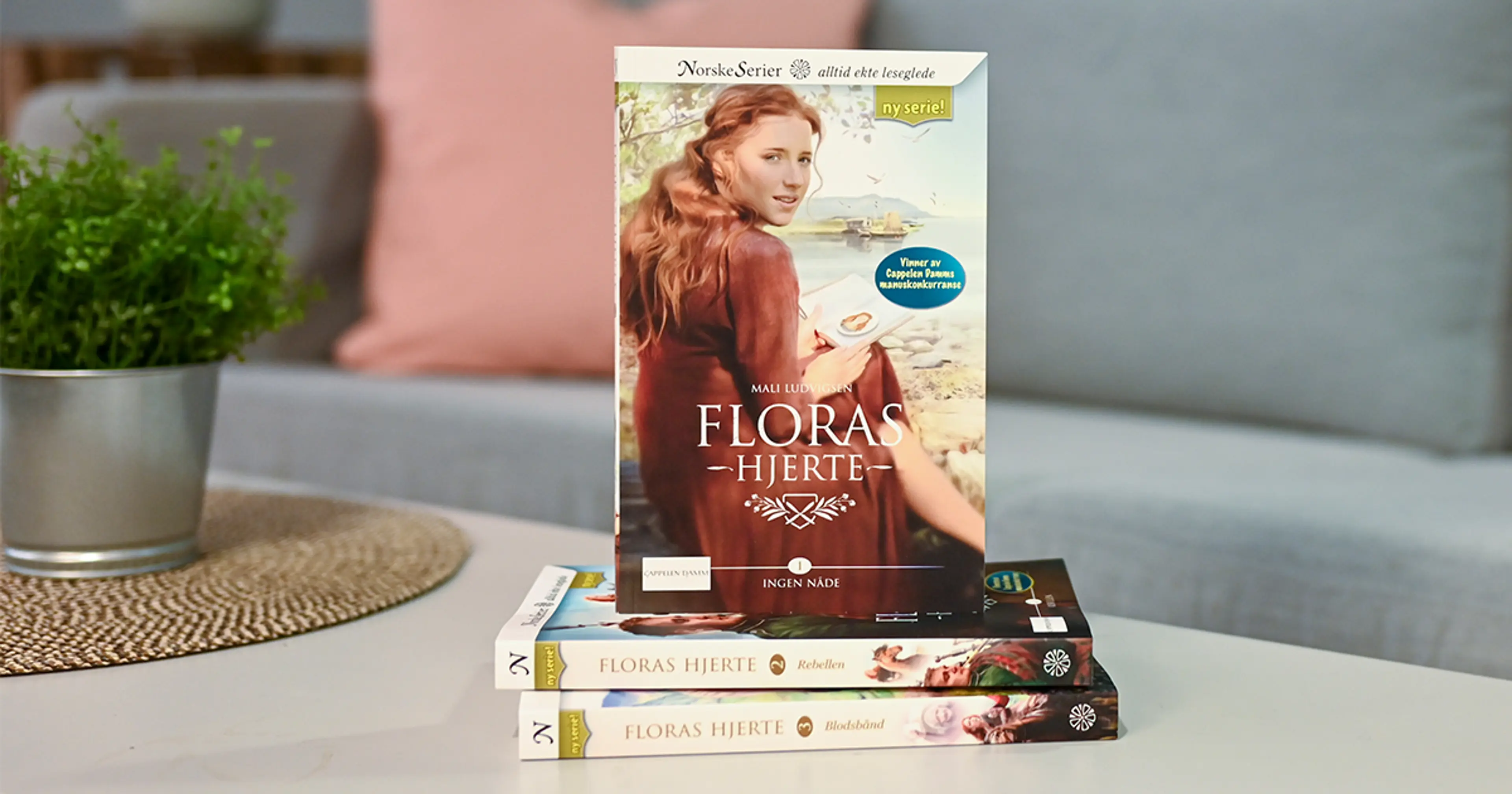 Bilde av de tre første bøkene i romanserien Floras hjerte