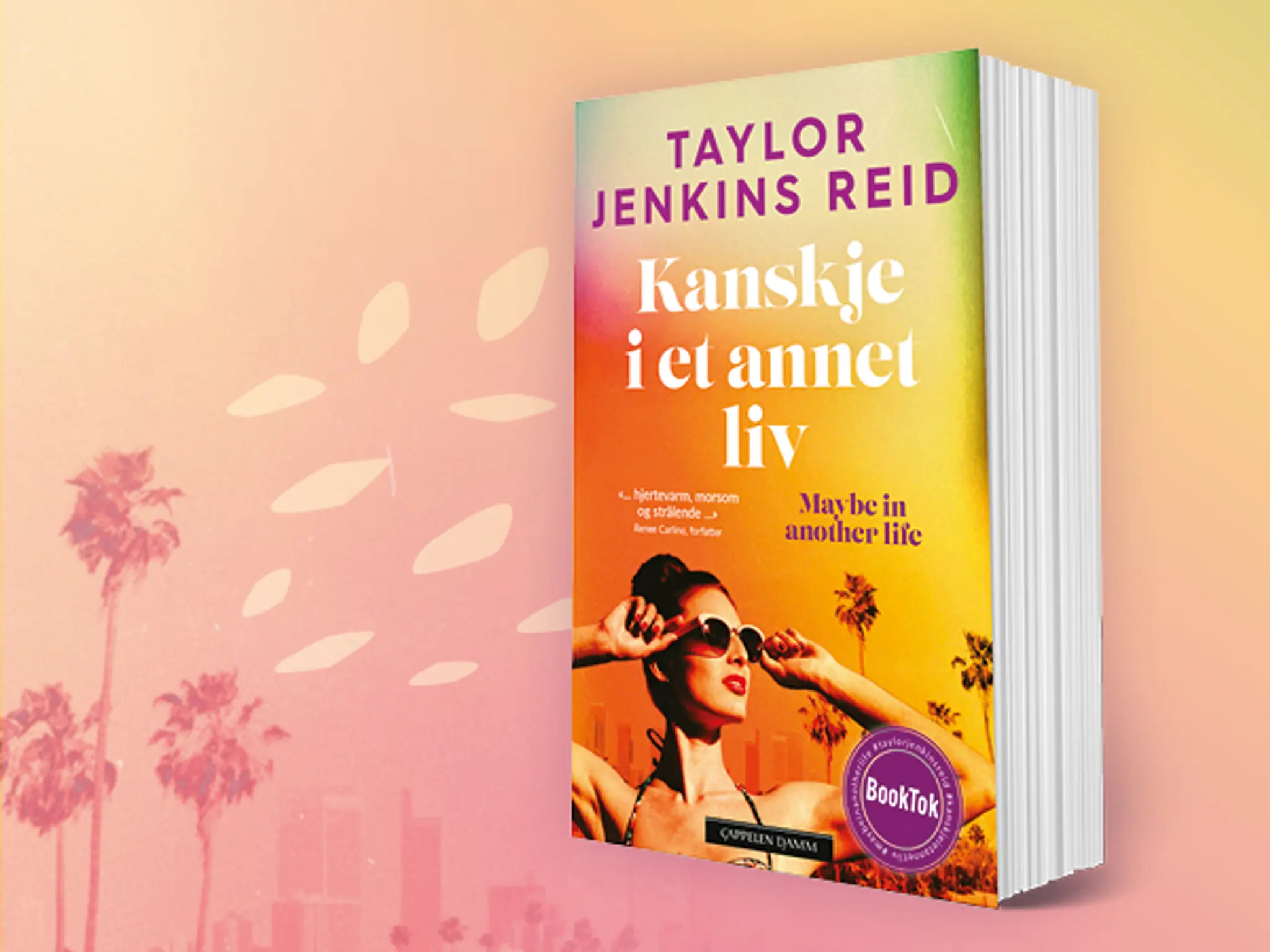 Omslag på boken Kanskje i et annet liv på en gul og rosa bakgrunn med palmer.