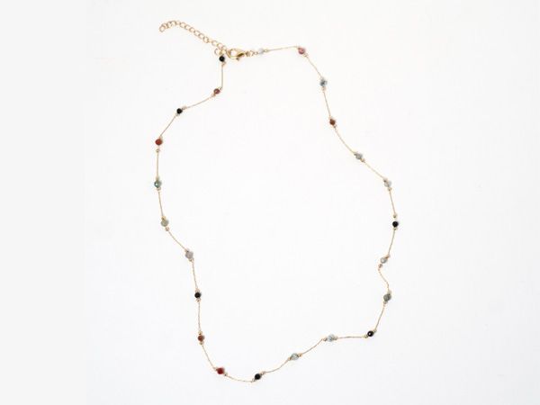 Halskjede med fargede stener