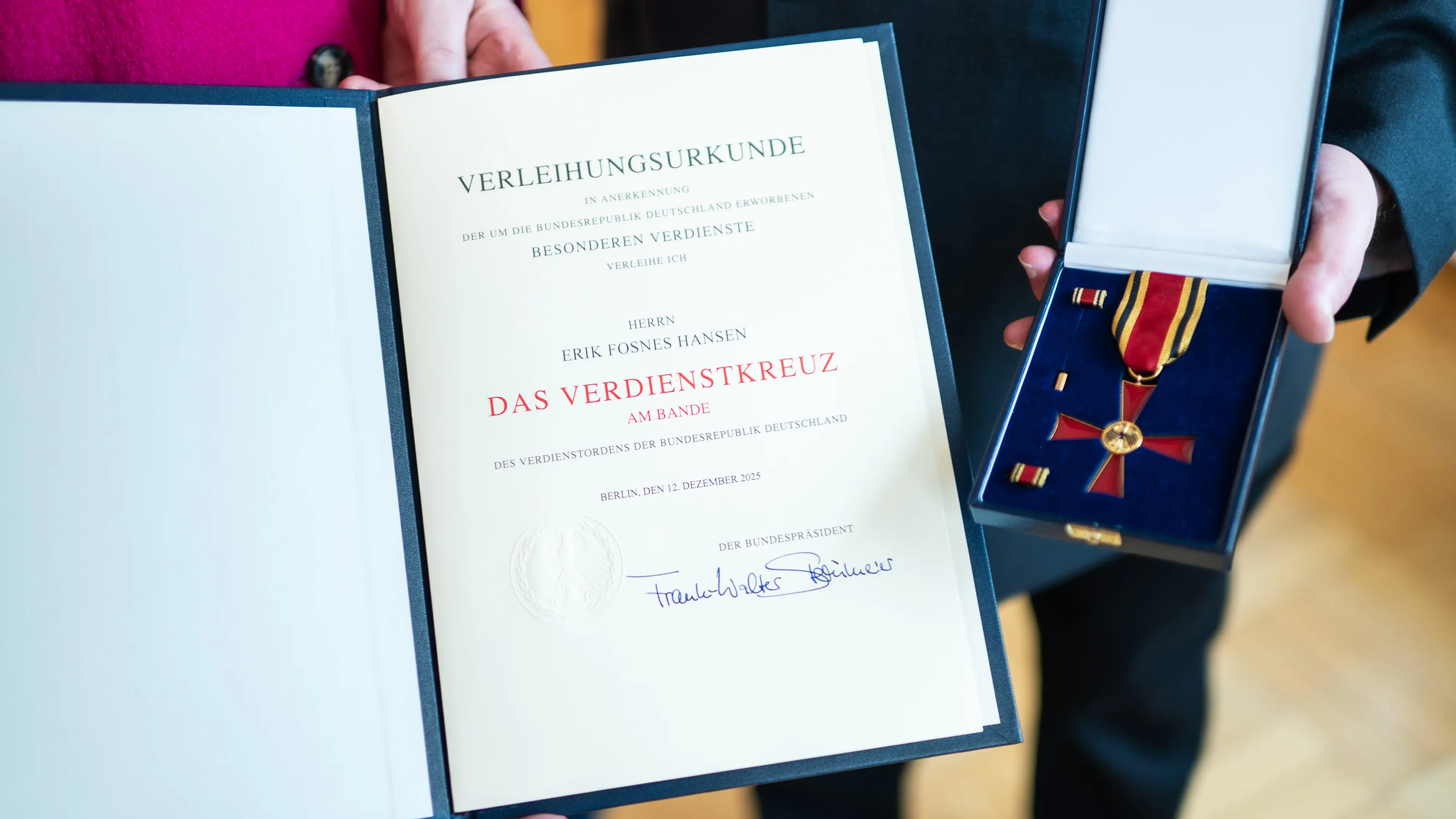 Tysklands fortjenestekors med bånd som ble tildelt Fosnes Hansen på den Tyske ambassaden i Oslo.