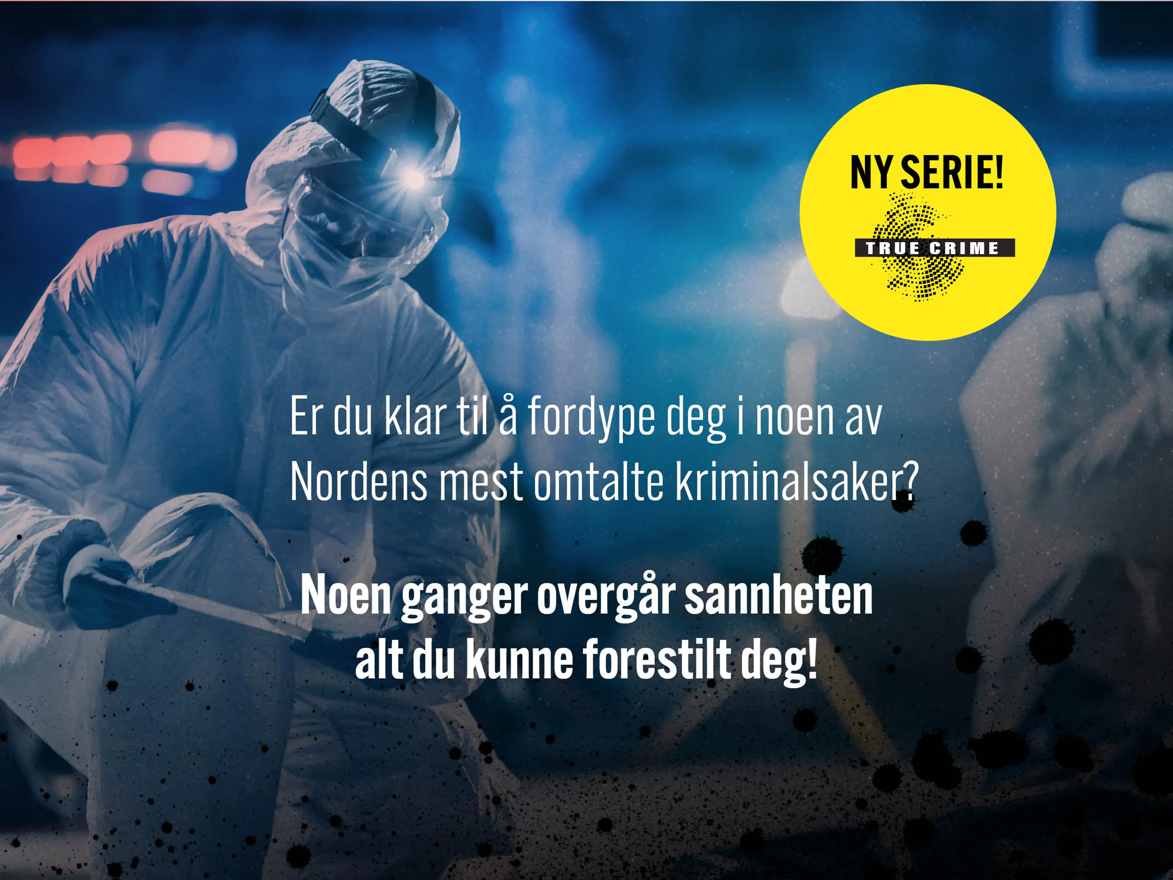 En politietterforsker i heldekkende hvit drakt ser på noe 