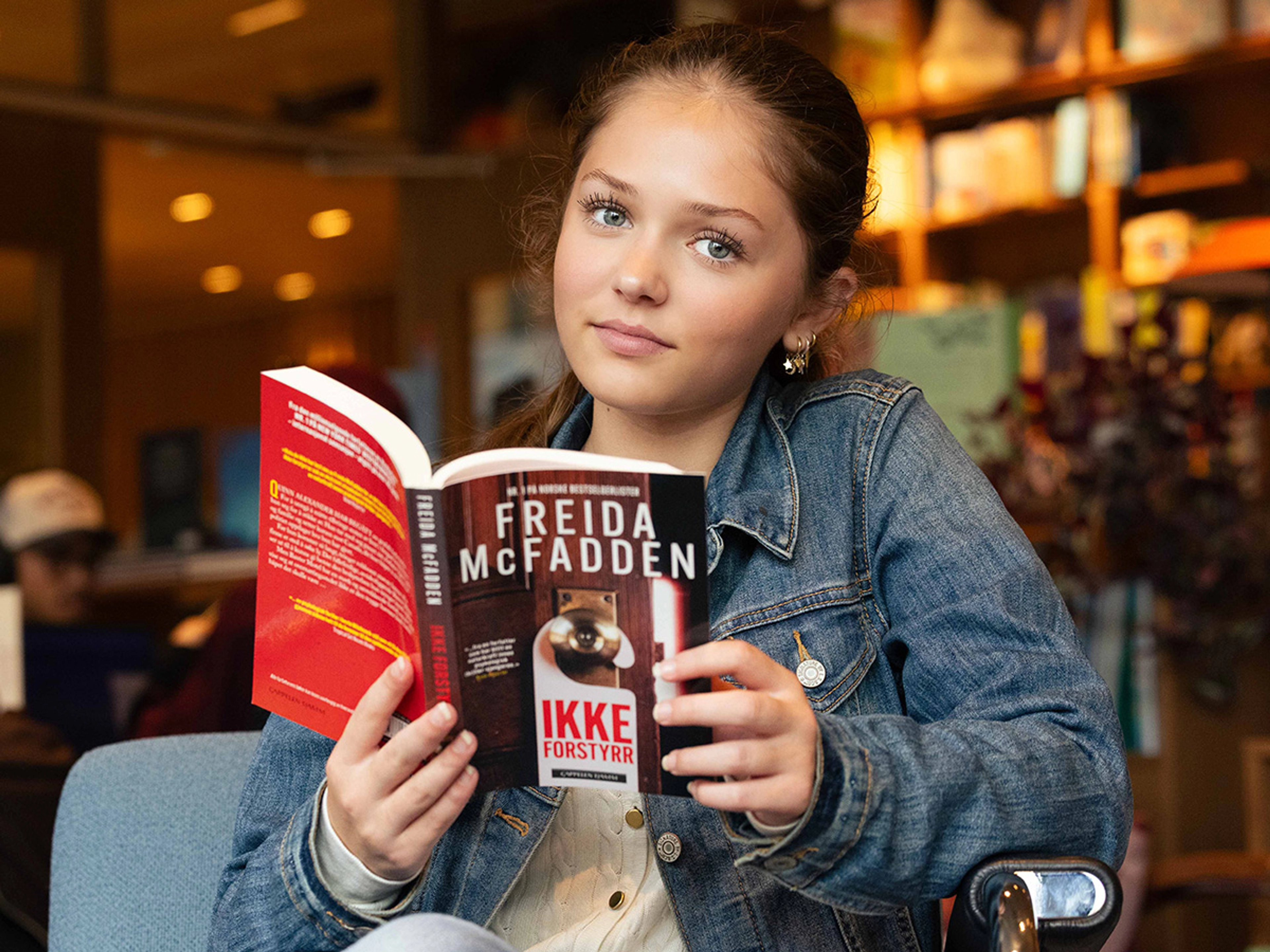 Ung jente holder "Ikke forstyrr" av Freida McFadden