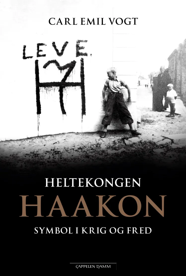Omslag Heltekongen Haakon av Carl Emil Vogt (Innbundet)