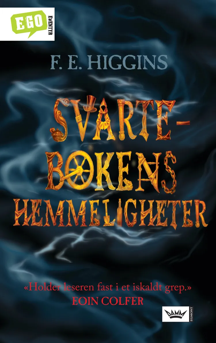 Omslag Svartebokens hemmeligheter av F.E. Higgins (Innbundet)