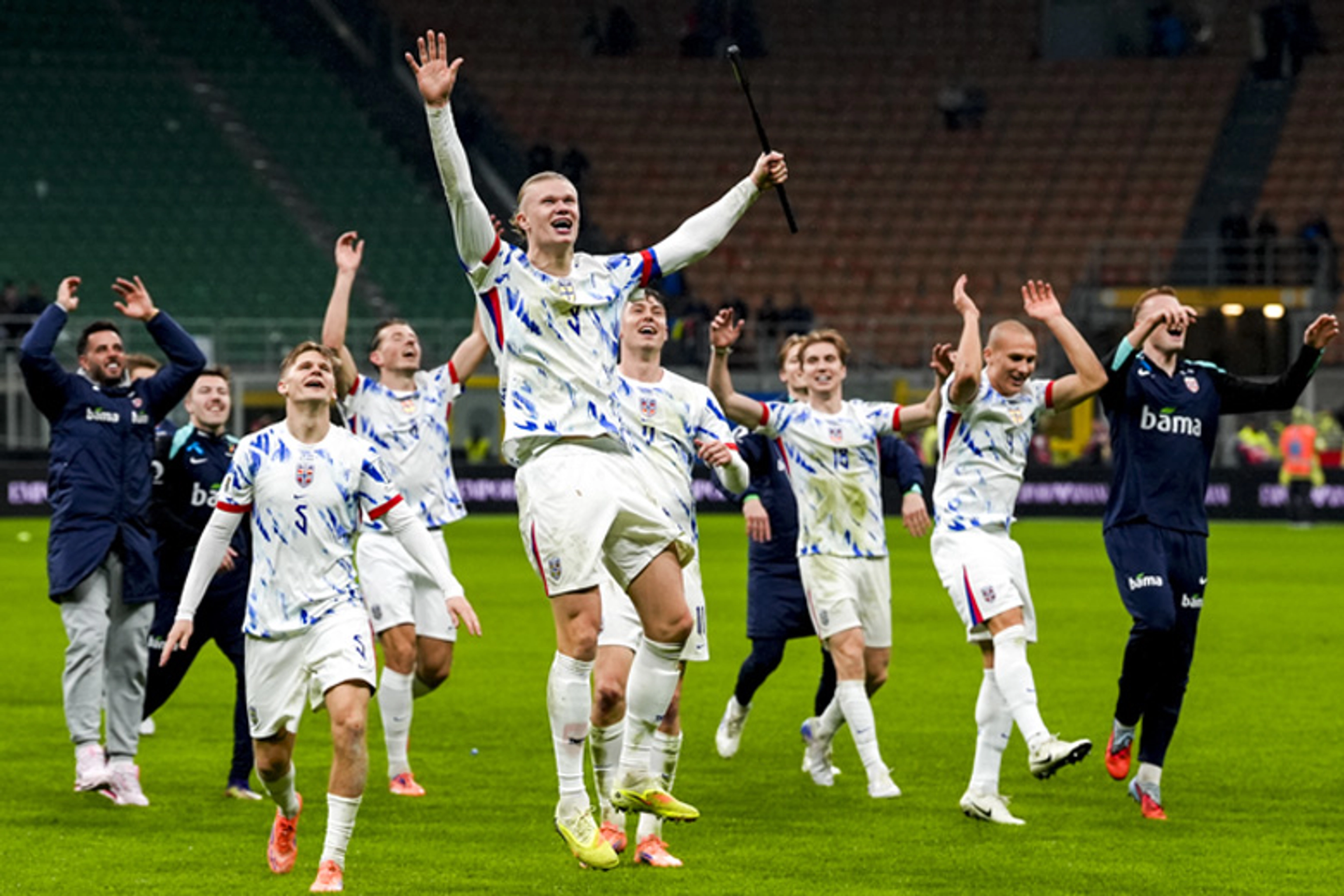 Det norske fotballandslaget jubler etter kamp.