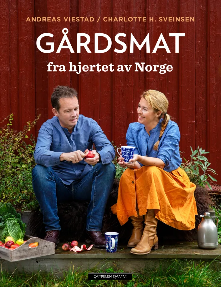 Omslag Gårdsmat fra hjertet av Norge av Andreas Viestad og Charlotte H. Sveinsen (Innbundet)