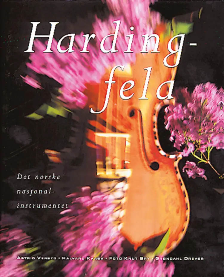 Omslag Hardingfela av Kaasa, Halvarad / Versto, Astri (Innbundet)