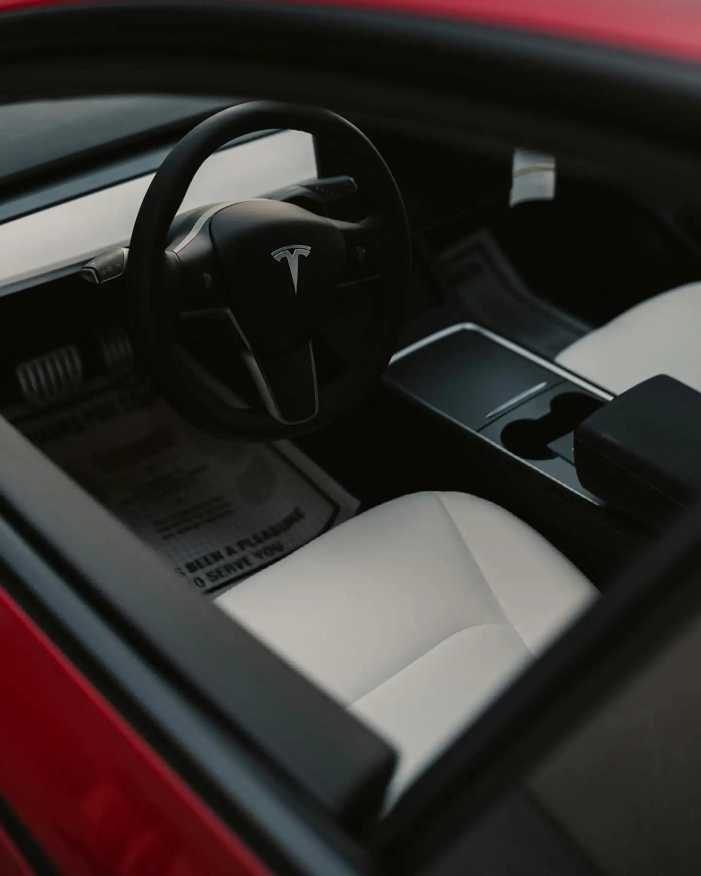Førerplassen i en rød Tesla
