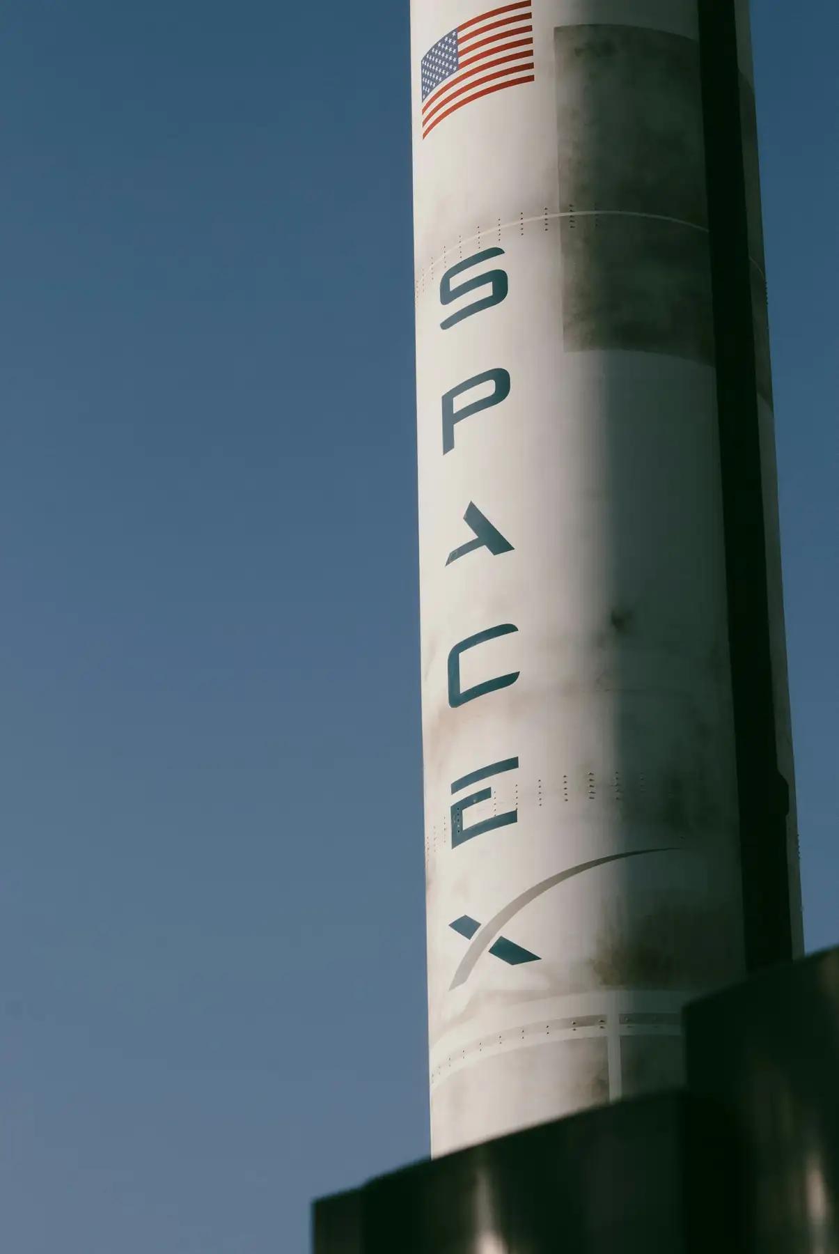 SpaceX-rakett mot blå himmel