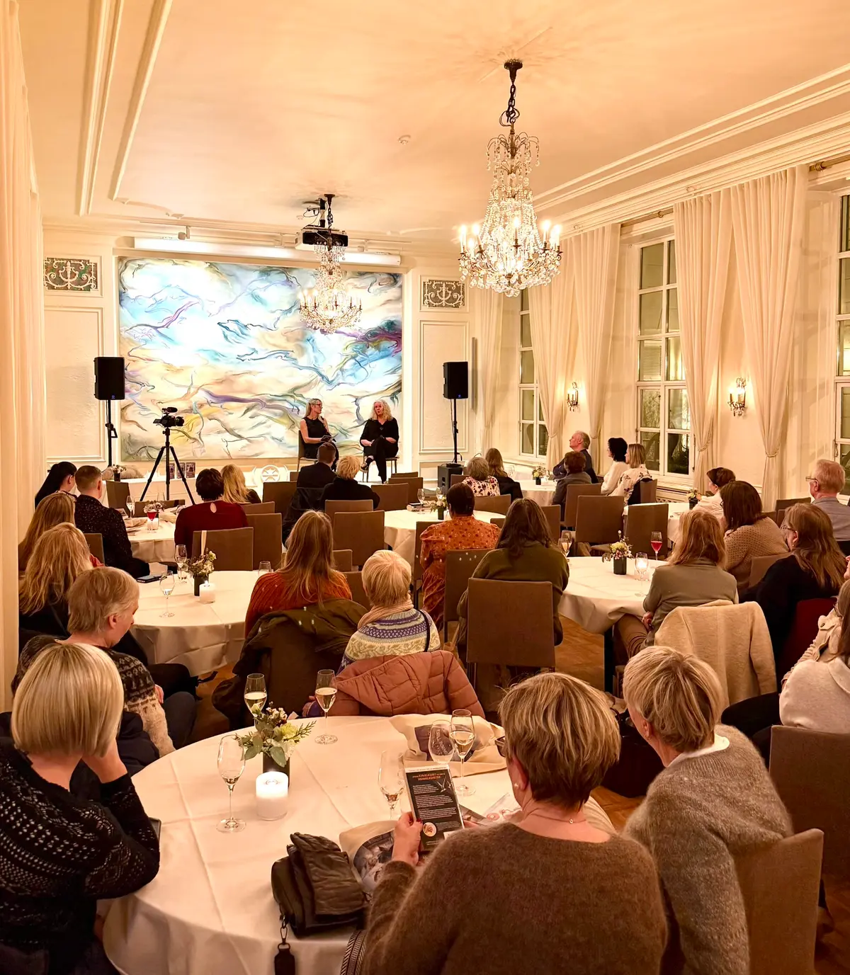 Fullt hus i en av festsalene på Grand Hotel Terminus