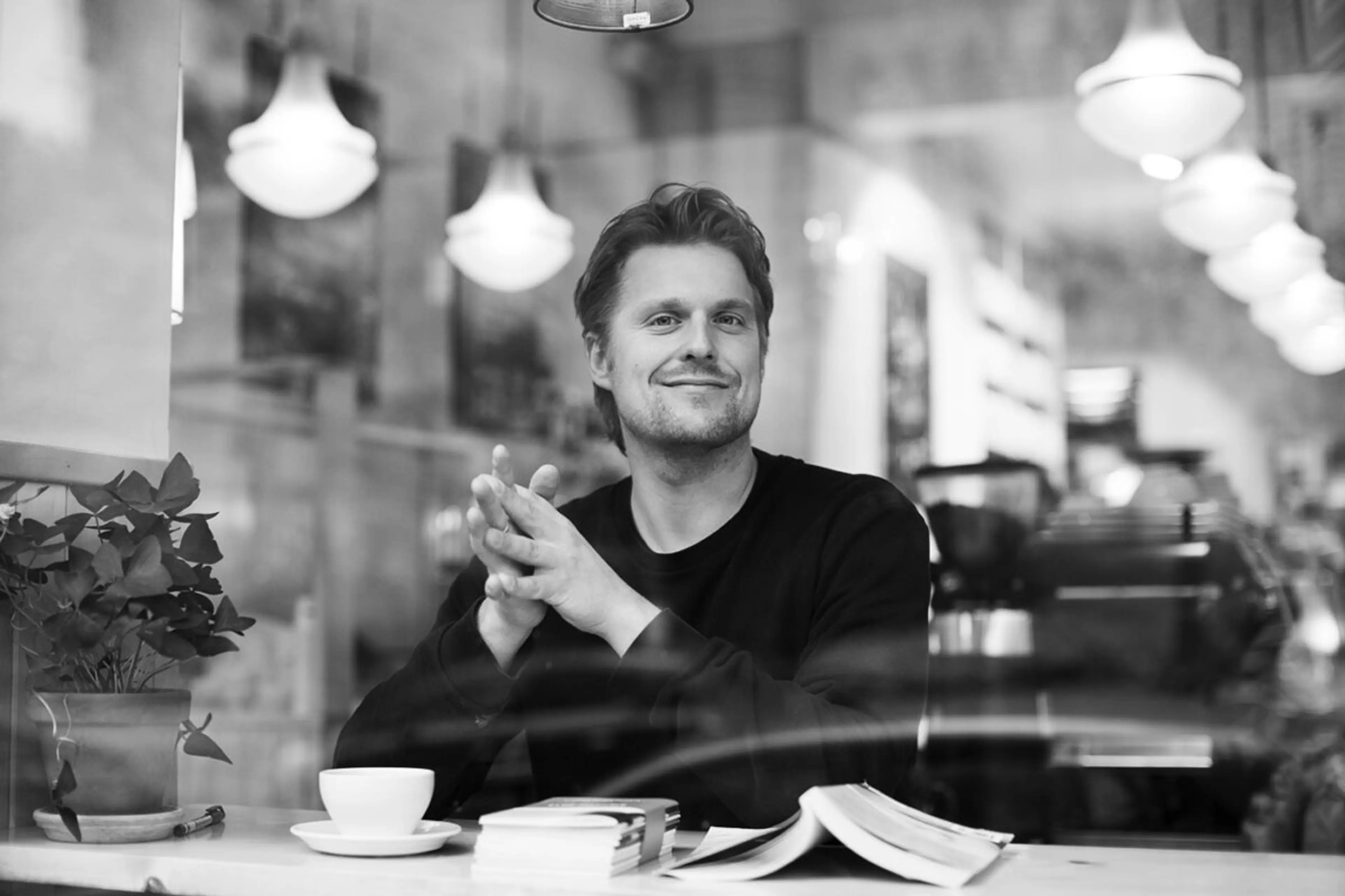 FORFATTER OG REDAKTØR: I tillegg til å være romanforfatter og poet, har Eivind Hofstad Evjemo blant annet vært redaktør for debutantantologien «Signaler». (Foto: Maja Hattvang)