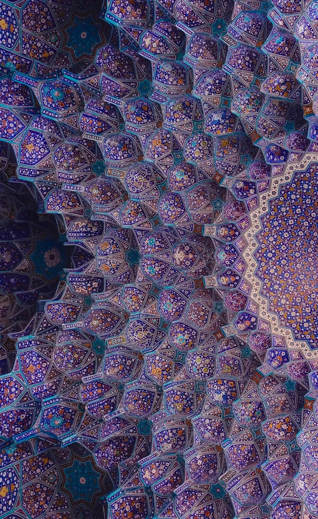 Fliser og mosaikk i et moskéhvelv