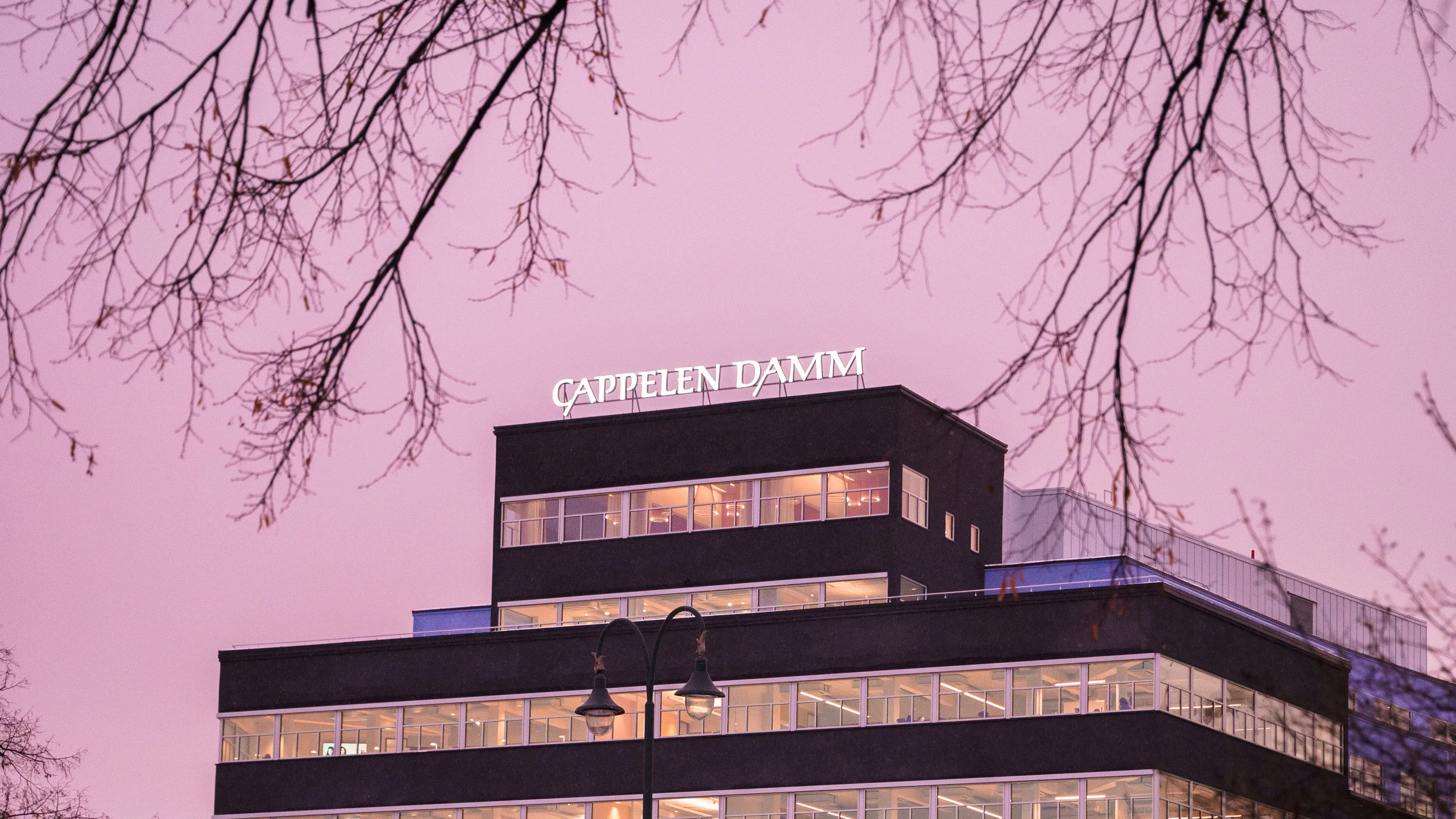 Fasade med Cappelen Damm logo