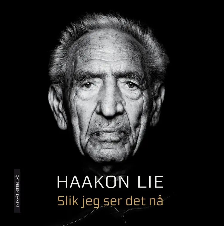 Omslag Slik jeg ser det nå av Haakon Lie i samarbeid med Hilde Harbo og Hans Olav Lahlum (Innbundet)