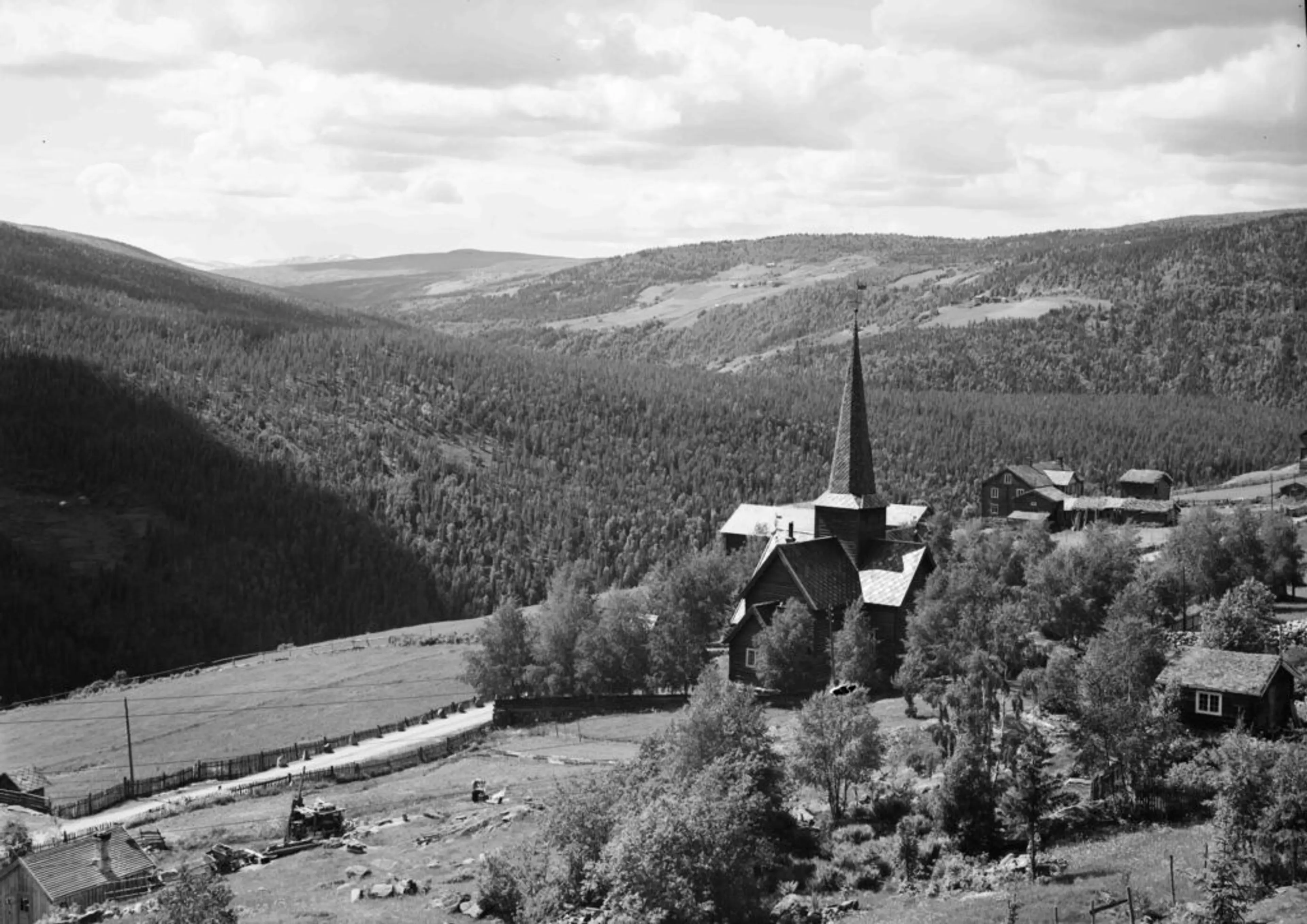 Foto av Kvikne kirke i Østerdalen