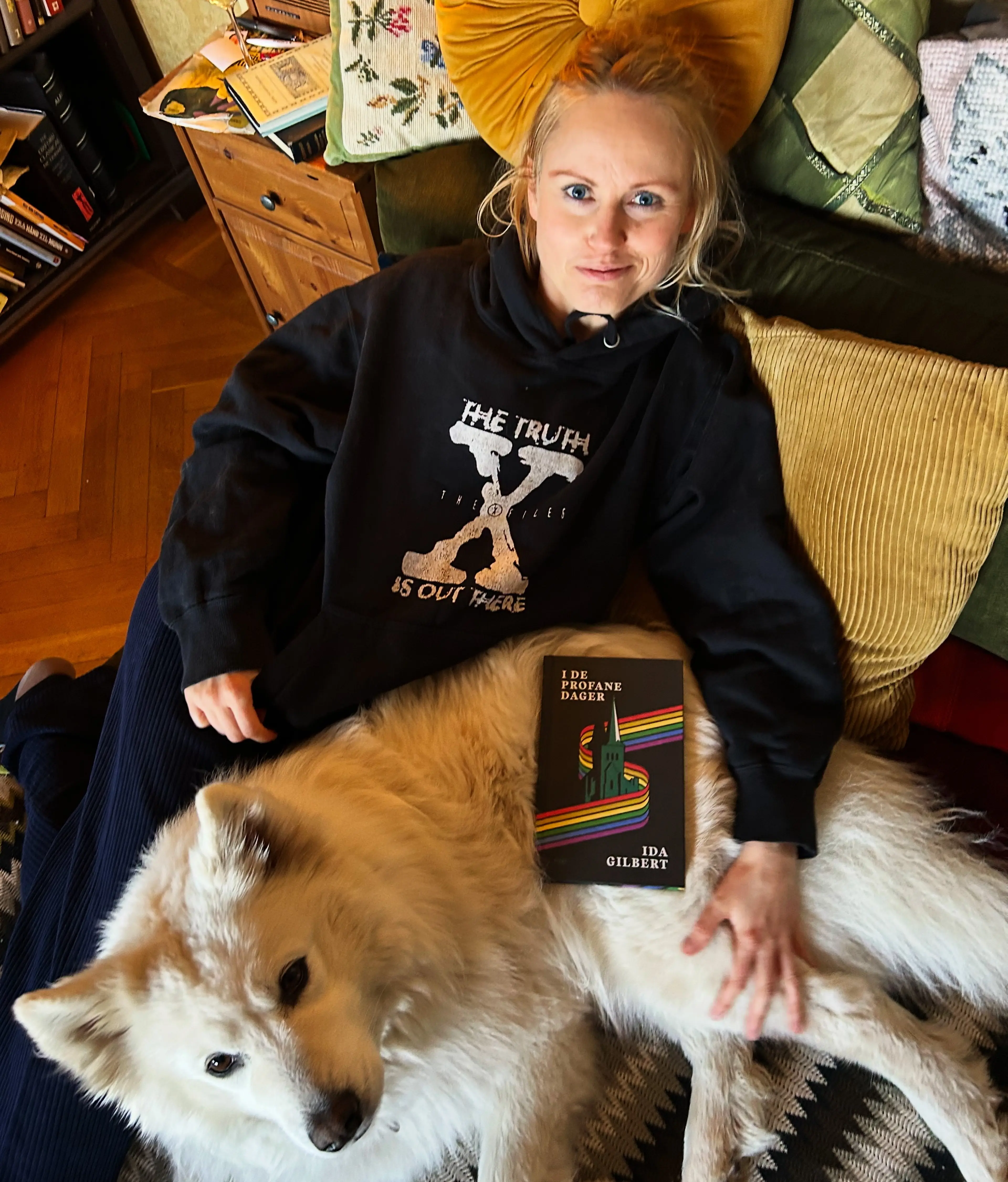 Ida med bok og hund