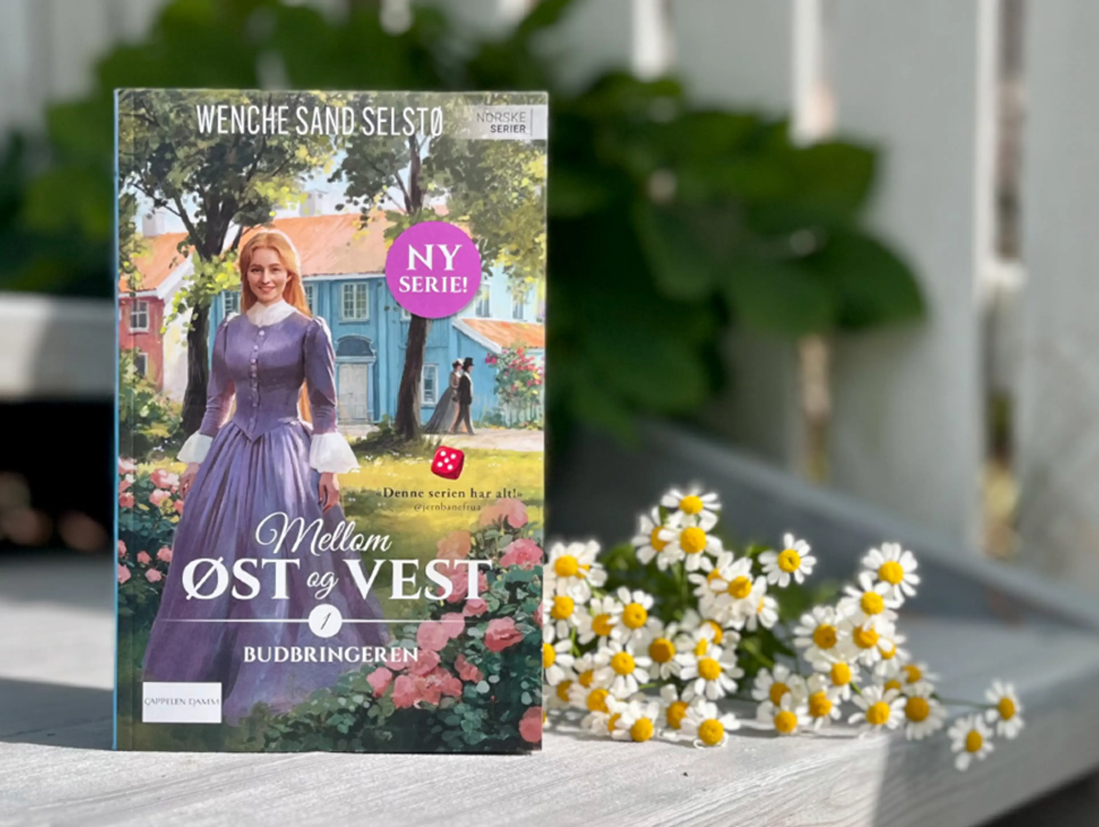Foto av første bok i serien Mellom øst og vest