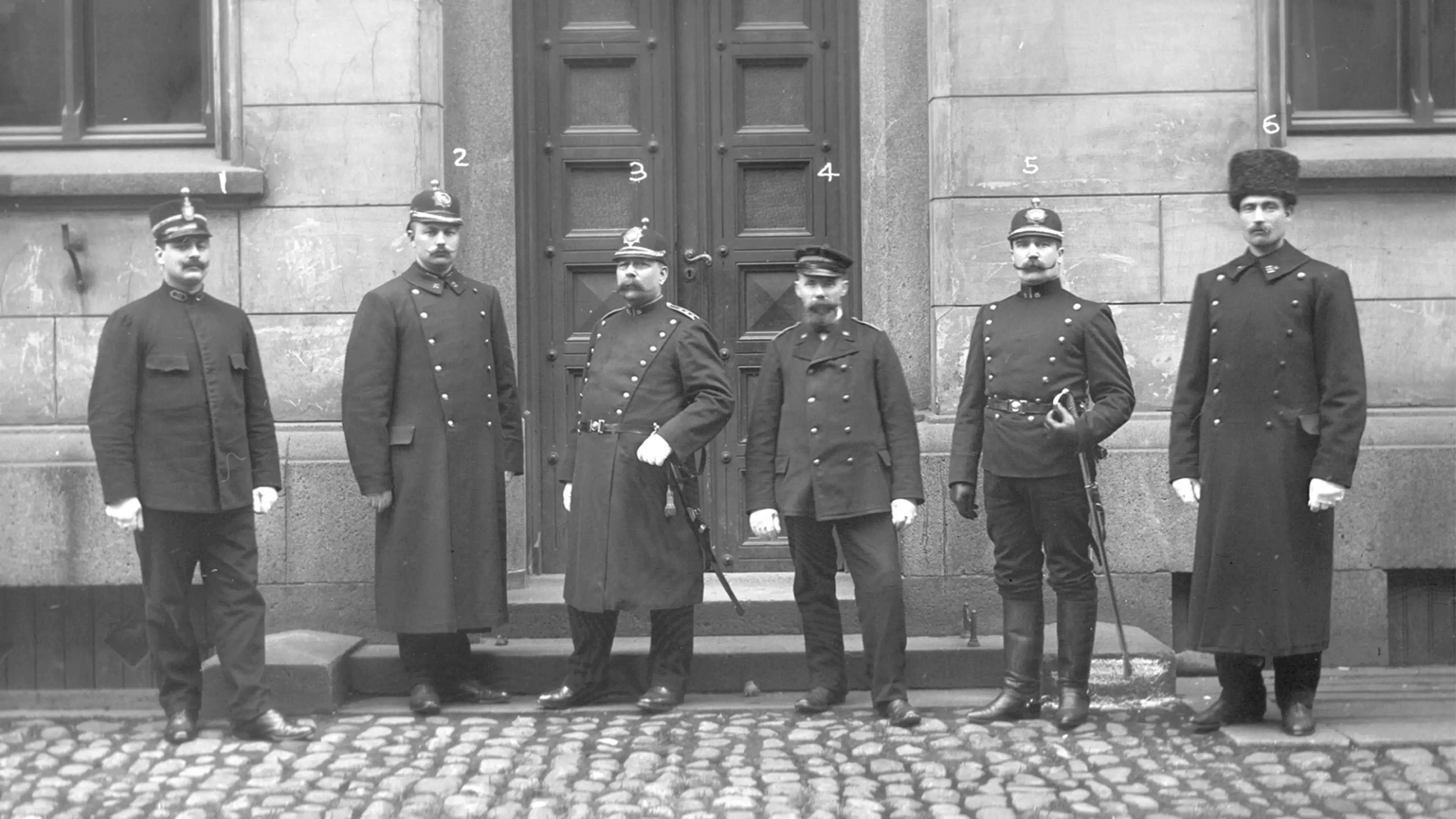 Politikonstabler i Bergen på begynnelsen av 1900-tallet. Foto: Anders B. Wilse. Norsk Folkemuseum