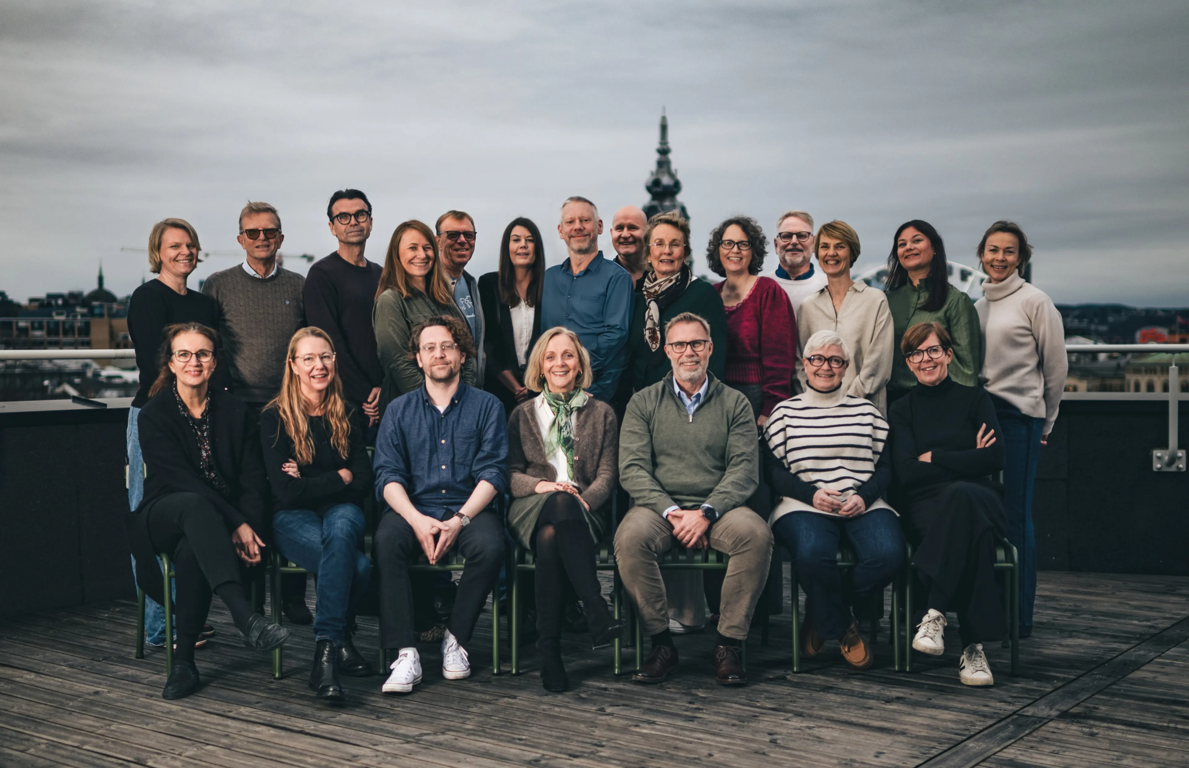Fotografi av de ansatte i Cappelen Damm Akademisk på takterrassen i Stortingsgata 28