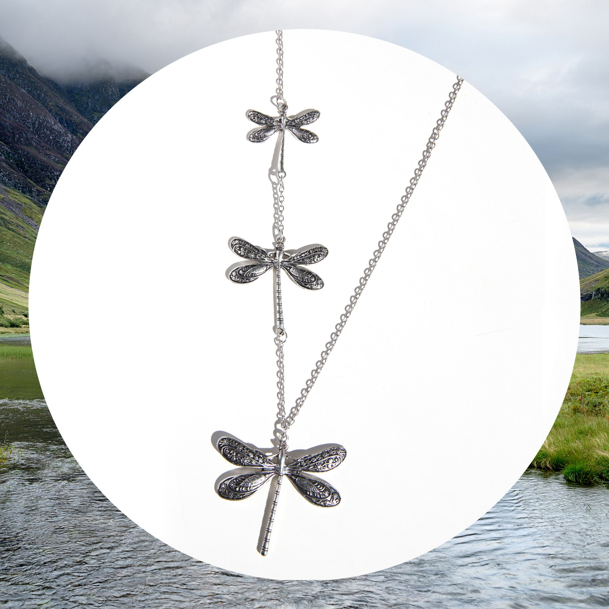 Sølvfarget smykke med anheng