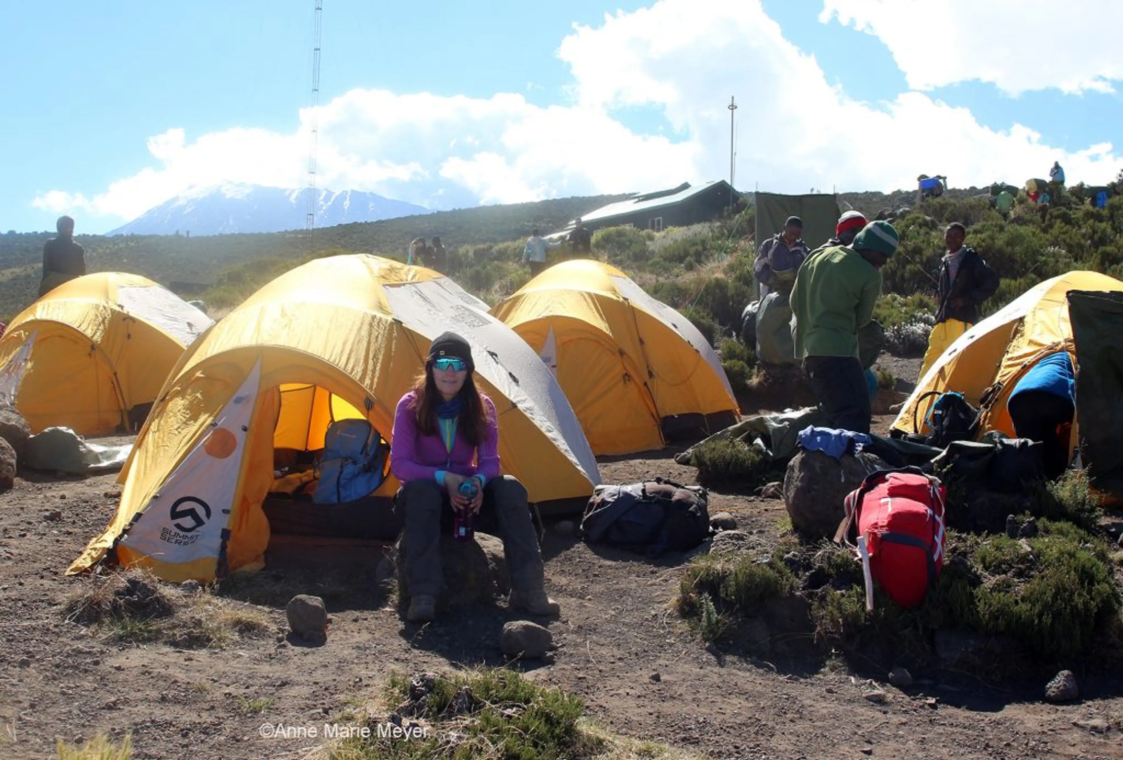Anne Marie Meyer foran et telt på vei opp til Kilimanjaro