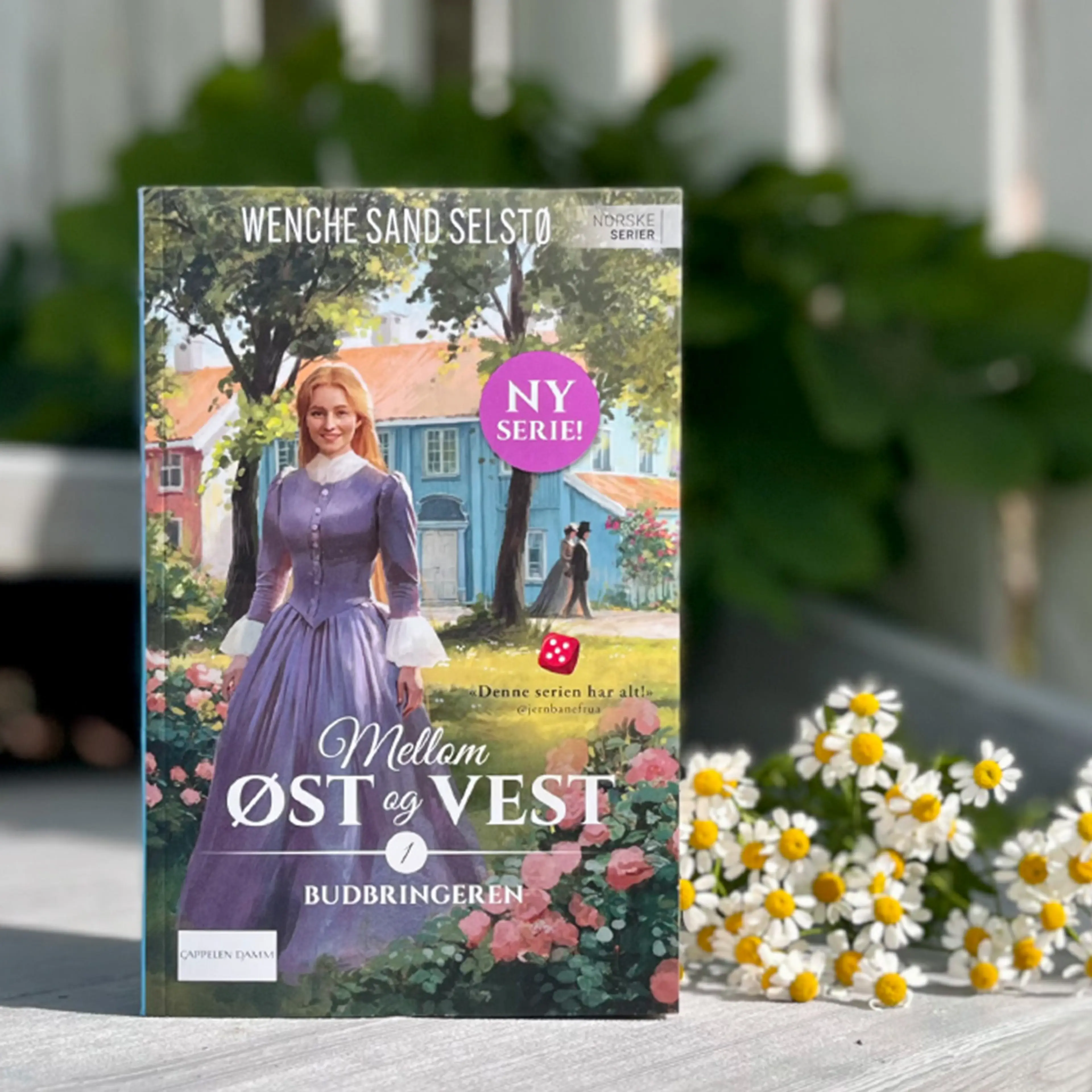 Foto av første bok i serien Mellom øst og vest