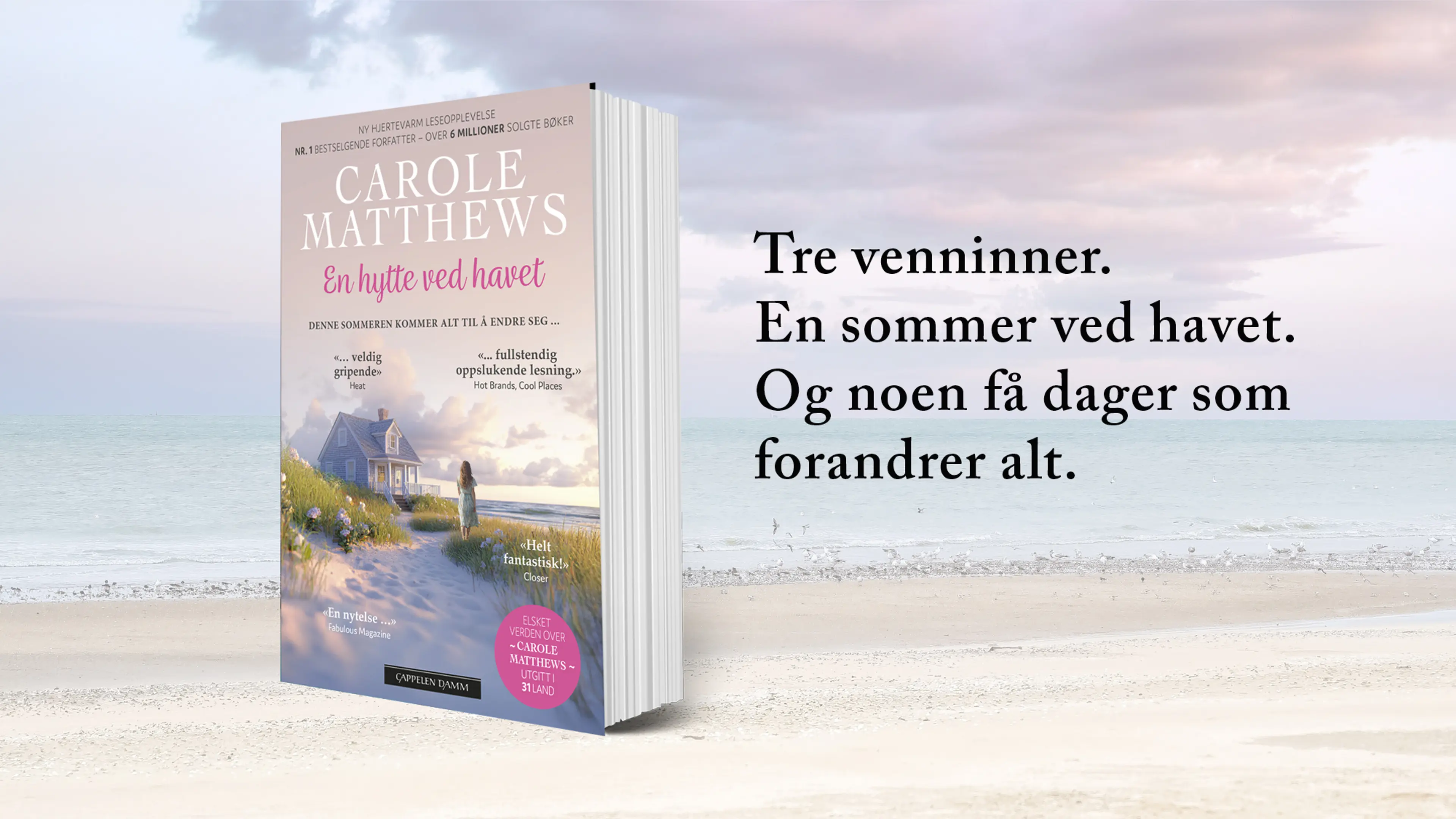 Boken En hytte ved havet med en strand, hav og lilla himmel som bakgrunn