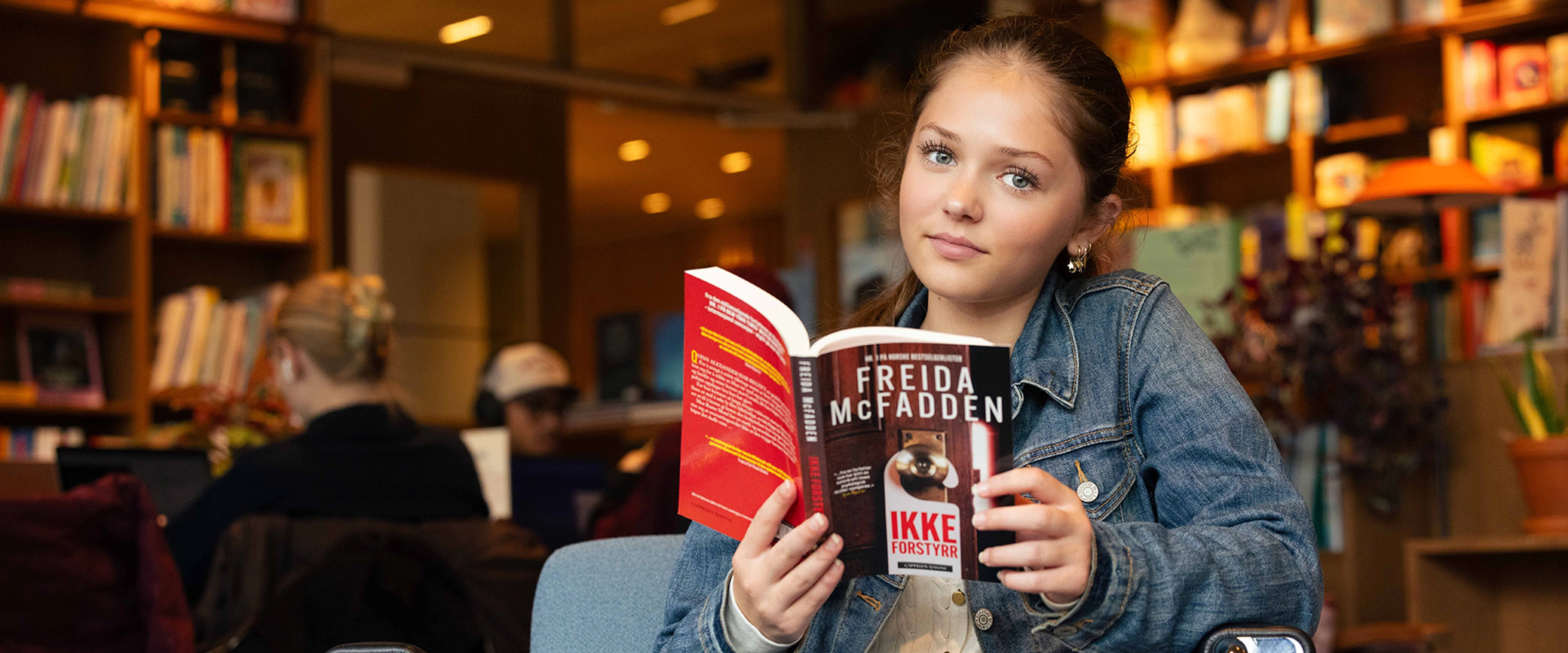 Ung jente holder "Ikke forstyrr" av Freida McFadden