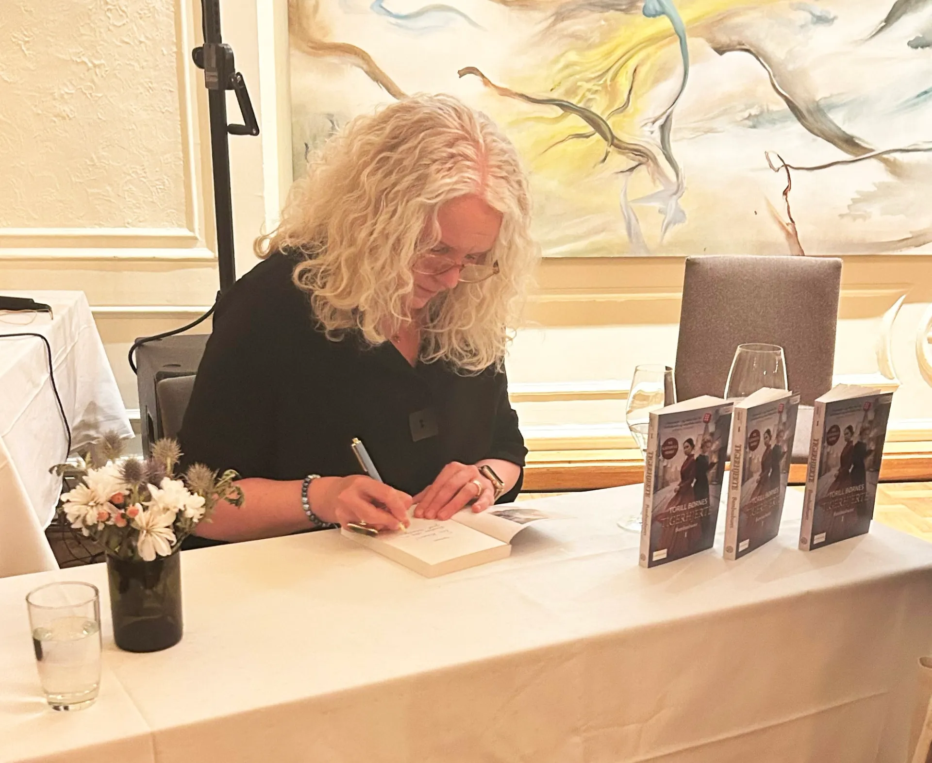 Torill Børnes signerer bøker