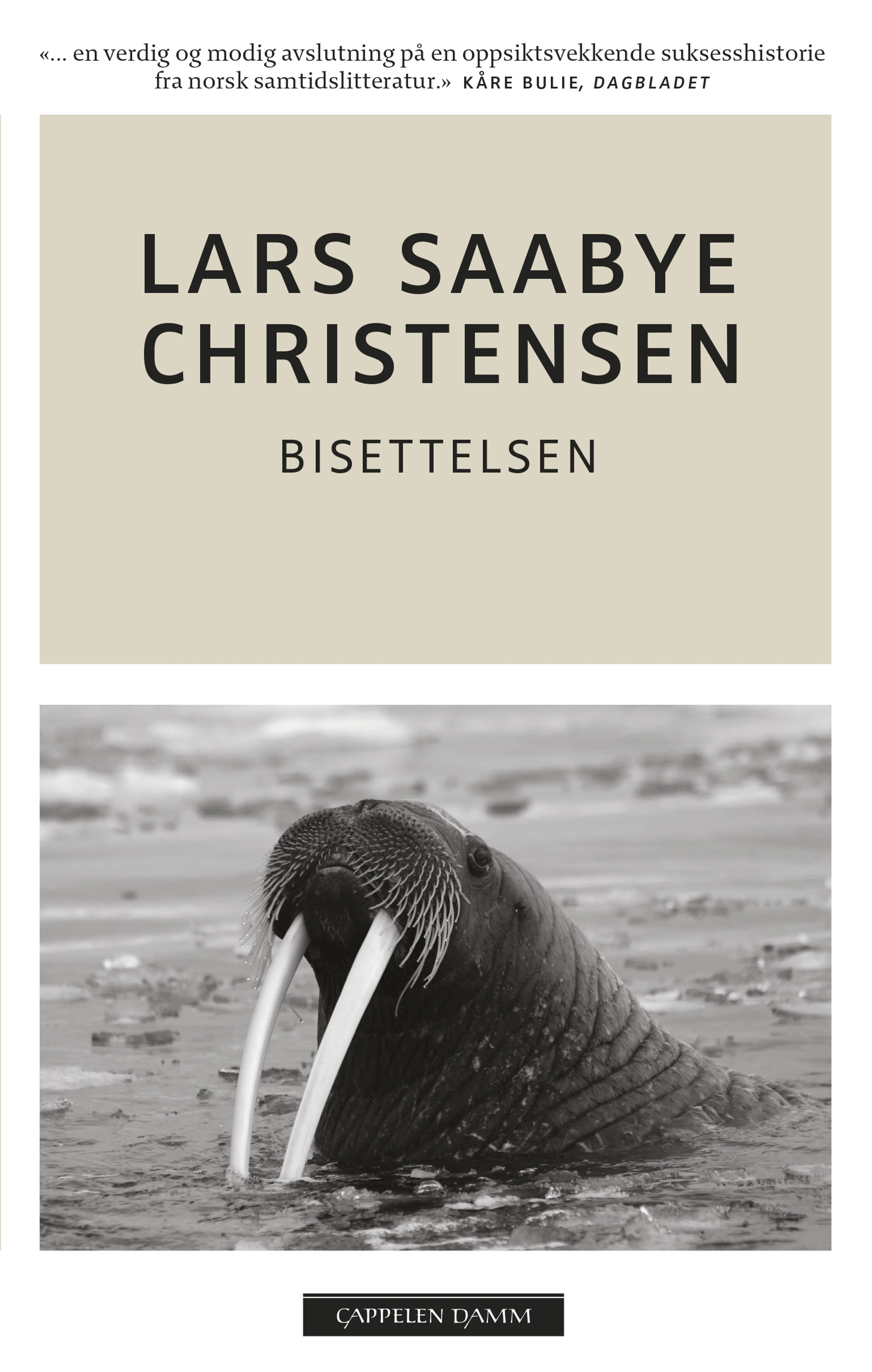 Omslag Bisettelsen av Lars Saabye Christensen (Heftet)