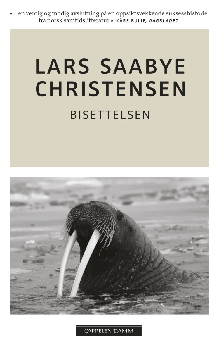 Omslag Bisettelsen av Lars Saabye Christensen (Heftet)