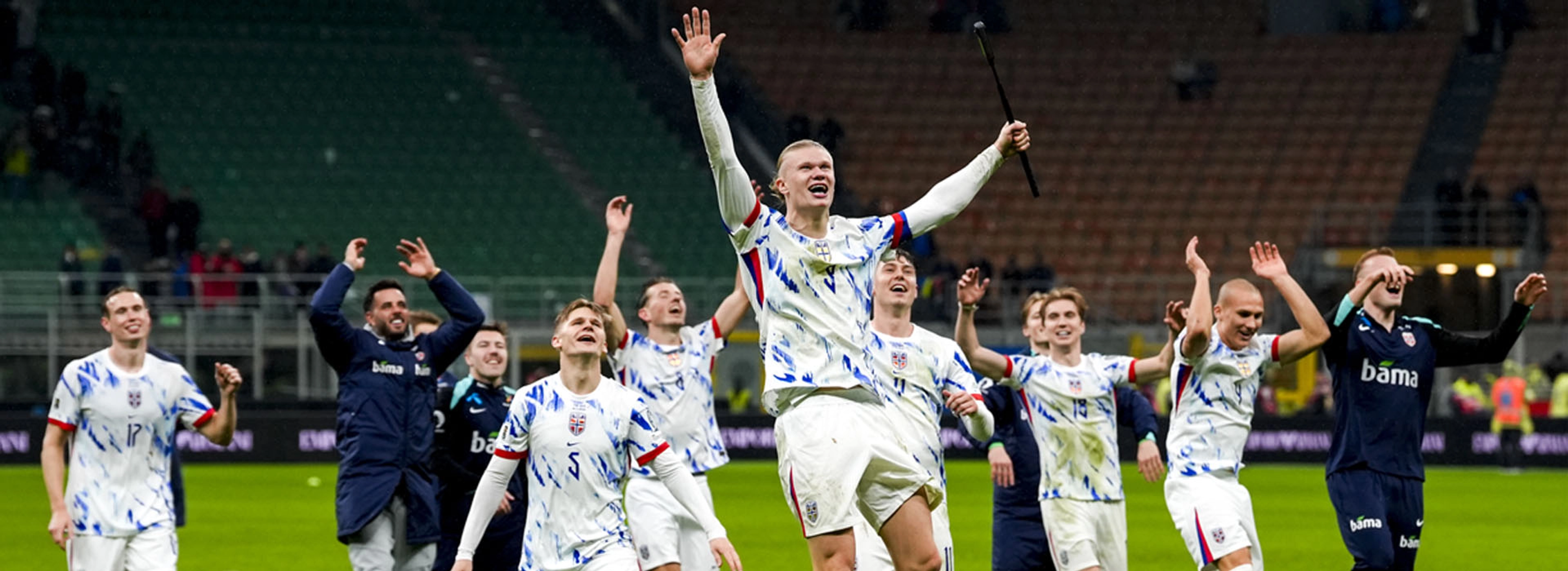 Det norske fotballandslaget jubler etter kamp.