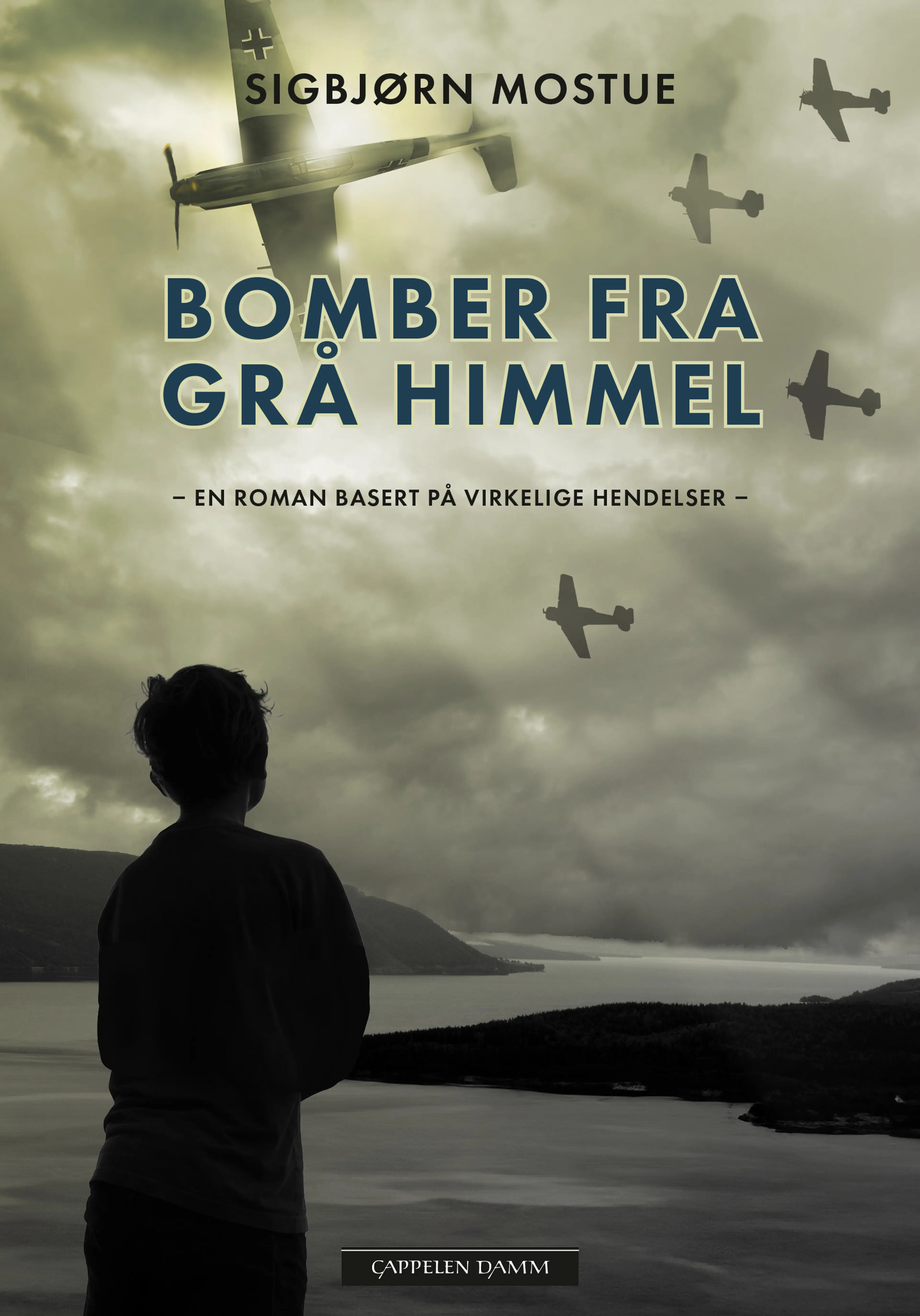 Omslag Bomber fra grå himmel av Sigbjørn Mostue (Innbundet)