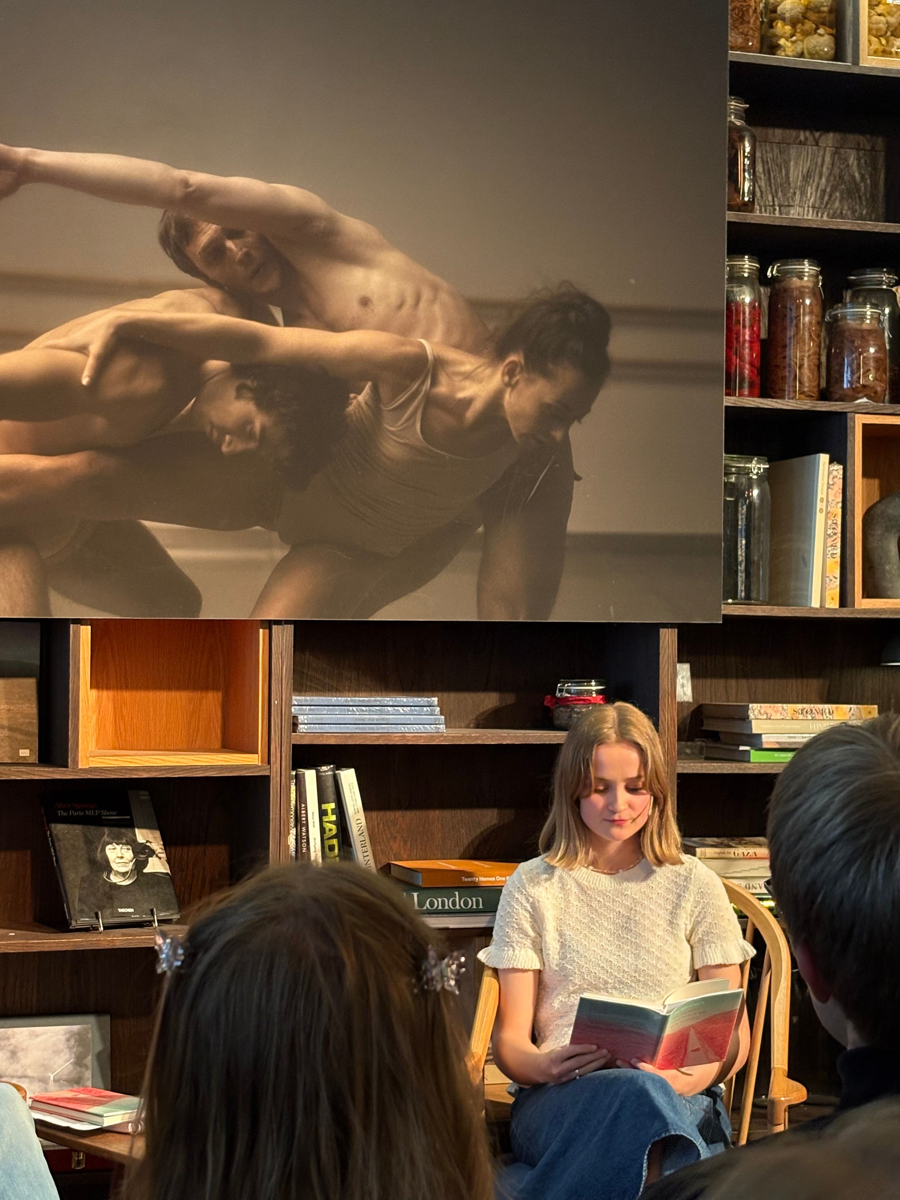 Ingrid Lensol leser på slippfest