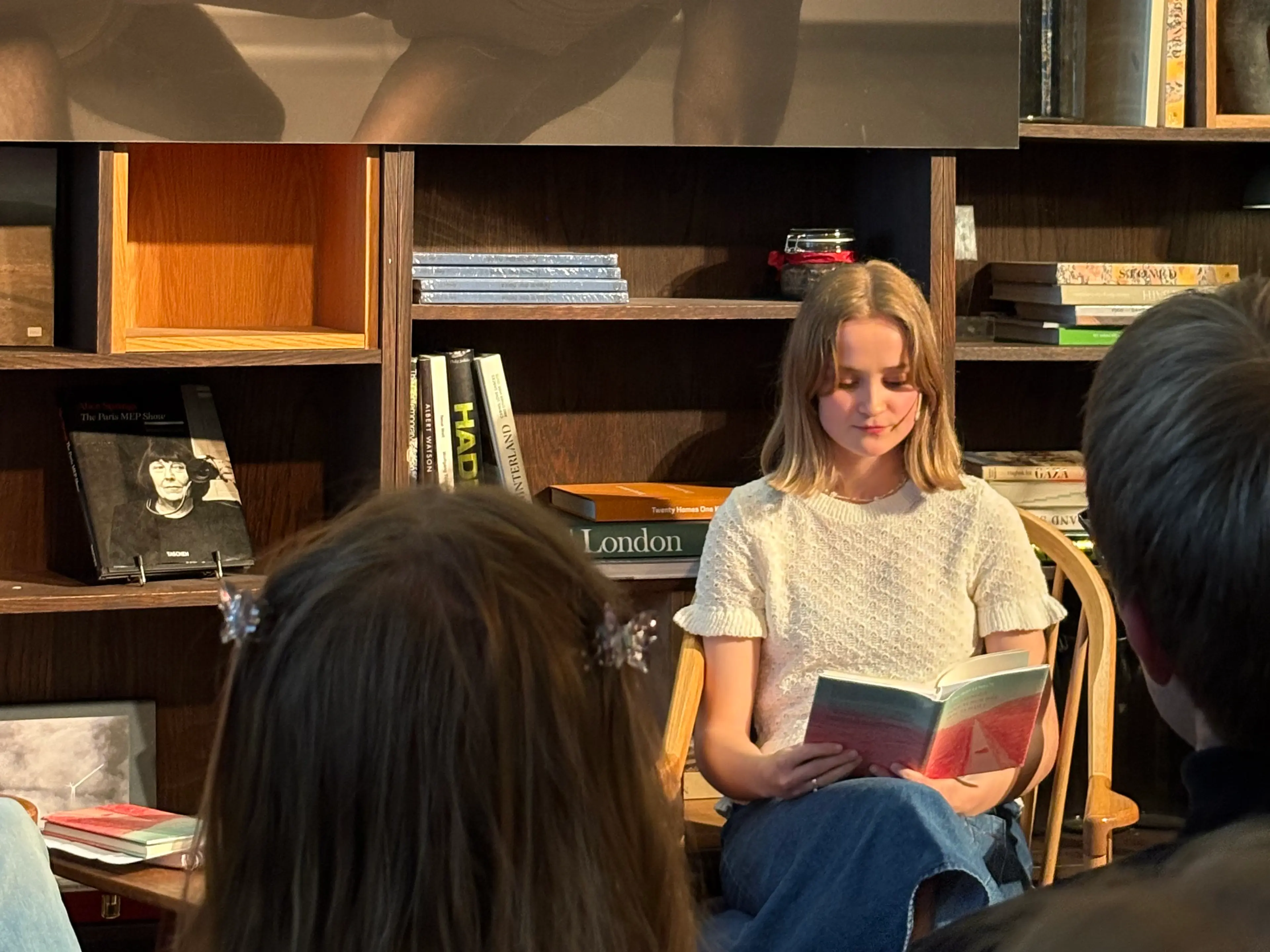 Ingrid Lensol leser på slippfest
