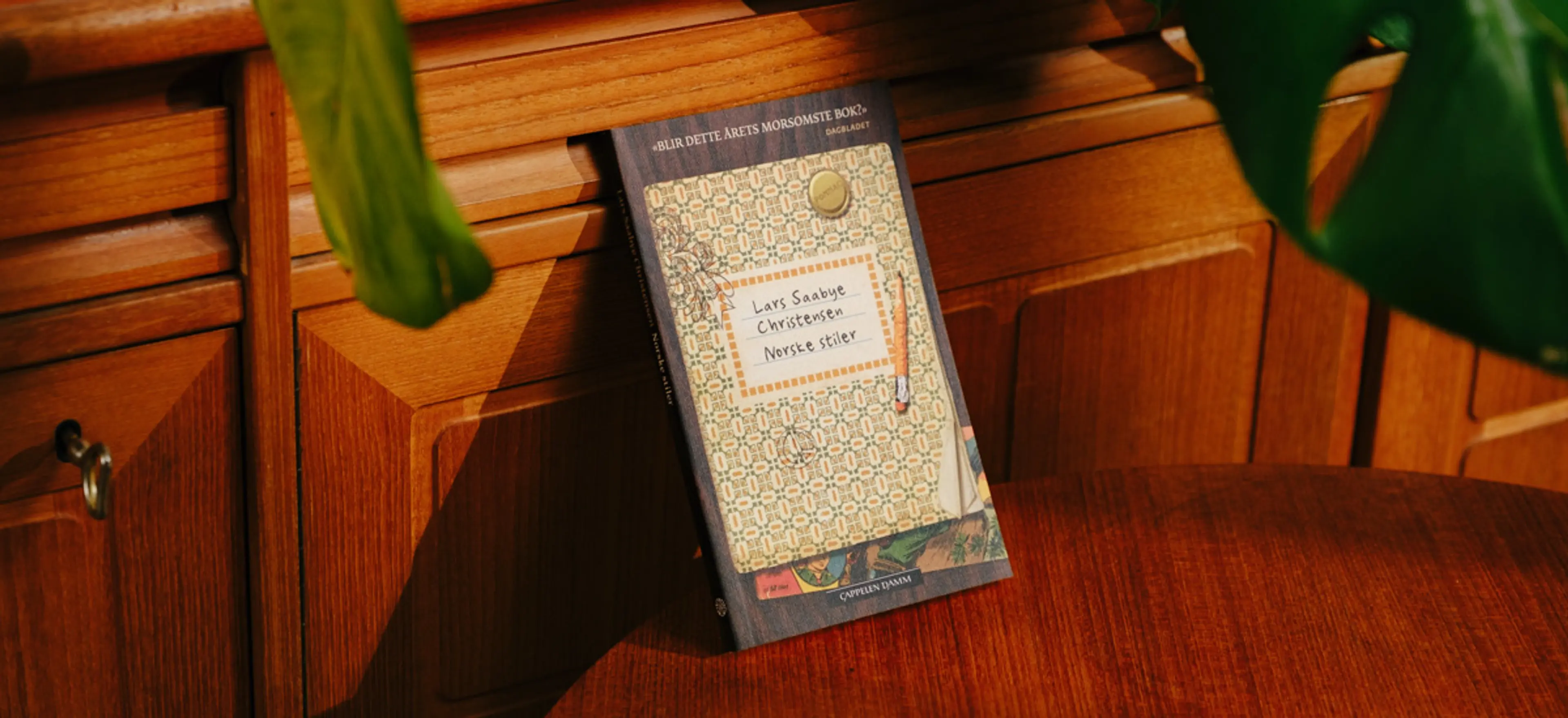 Lars Saabye Christensen utforsker norsk-stilens mange sider i «Norske stiler.» – Boken får meg til å humre, ikke bare en, men mange ganger. Den er utrolig morsomt skrevet og tar opp en tematikk som vi kjenner oss igjen, skrev Audun Mosevoll i Dagen da han først leste «Norske stiler»