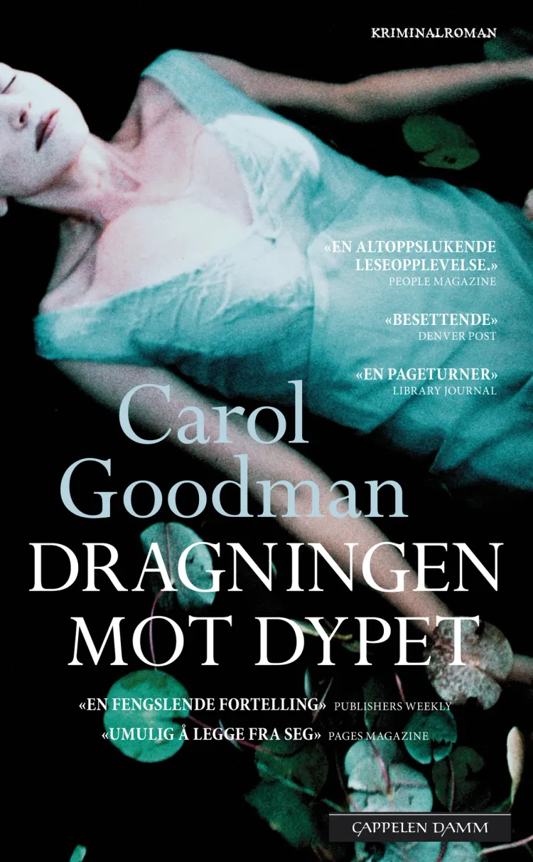 Omslag Dragningen mot dypet av Carol Goodman (Heftet)