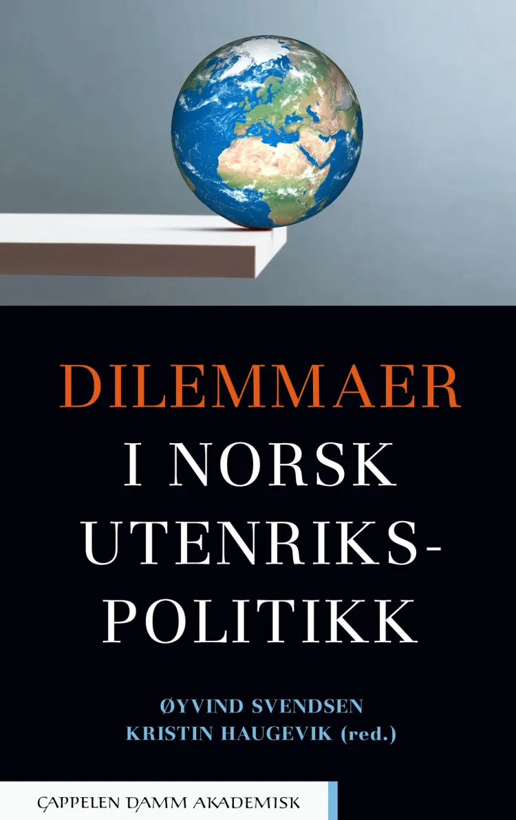 Omslag Dilemmaer i norsk utenrikspolitikk av Øyvind Svendsen og Kristin Haugevik (red.) (Innbundet)