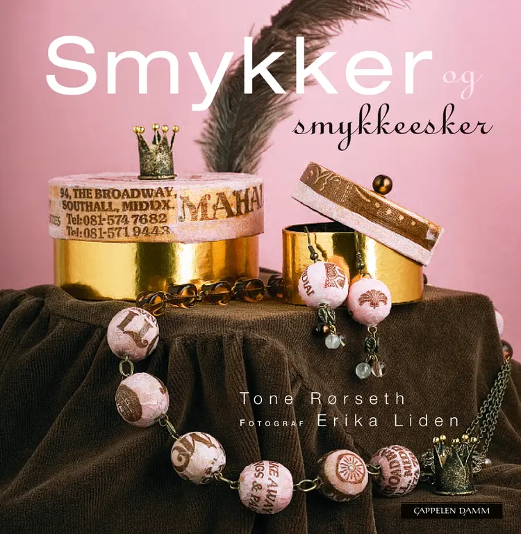 Omslag Smykker og smykkeesker av Tone Rørseth (Innbundet)